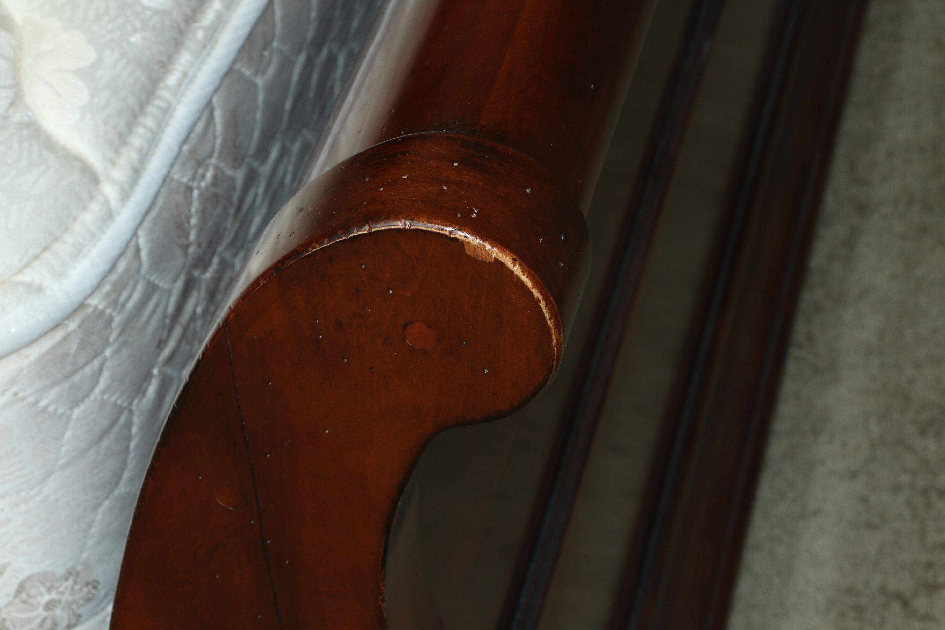 Henredon Mahogany Stained King Size Sleigh Bed Frame