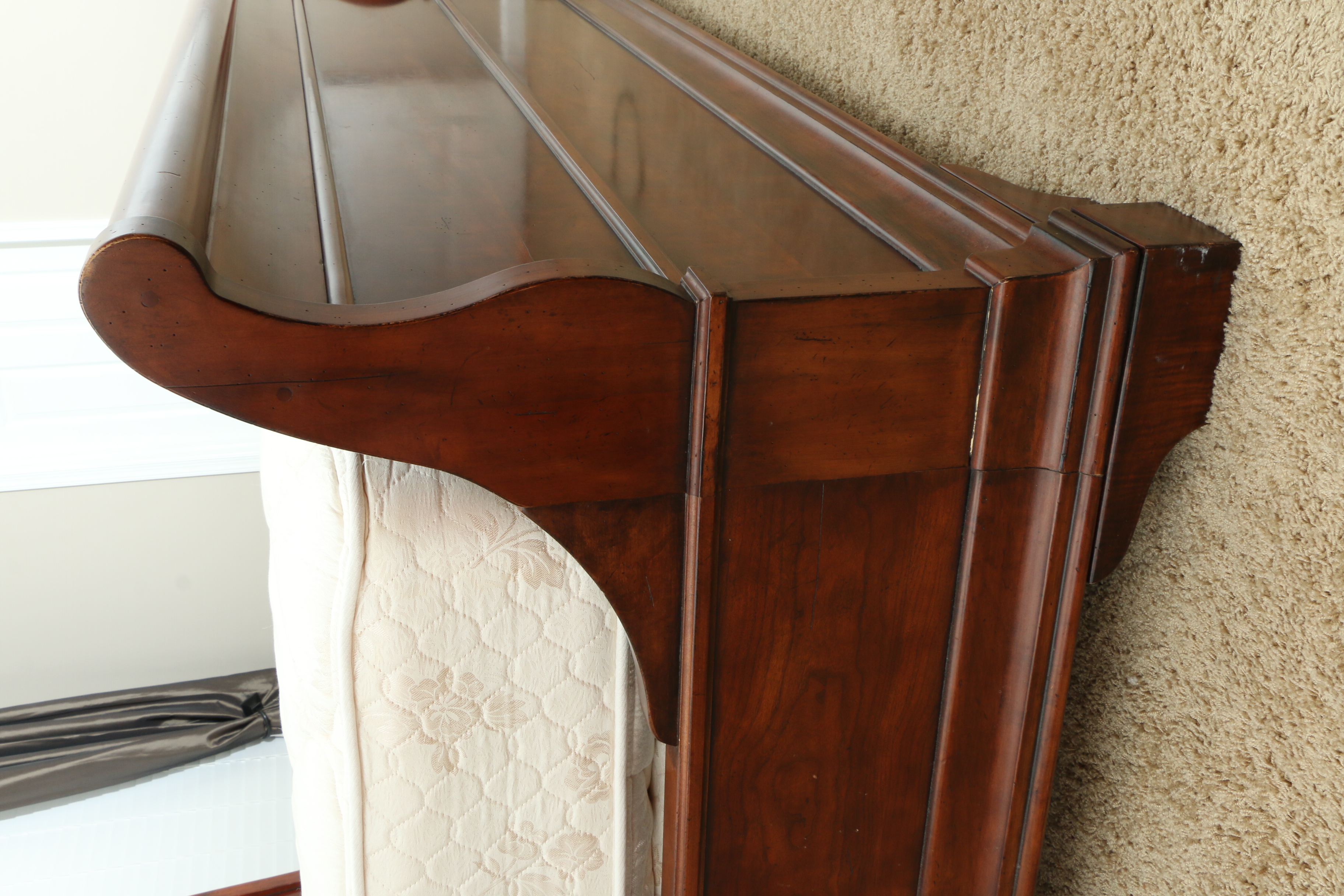 Henredon Mahogany Stained King Size Sleigh Bed Frame