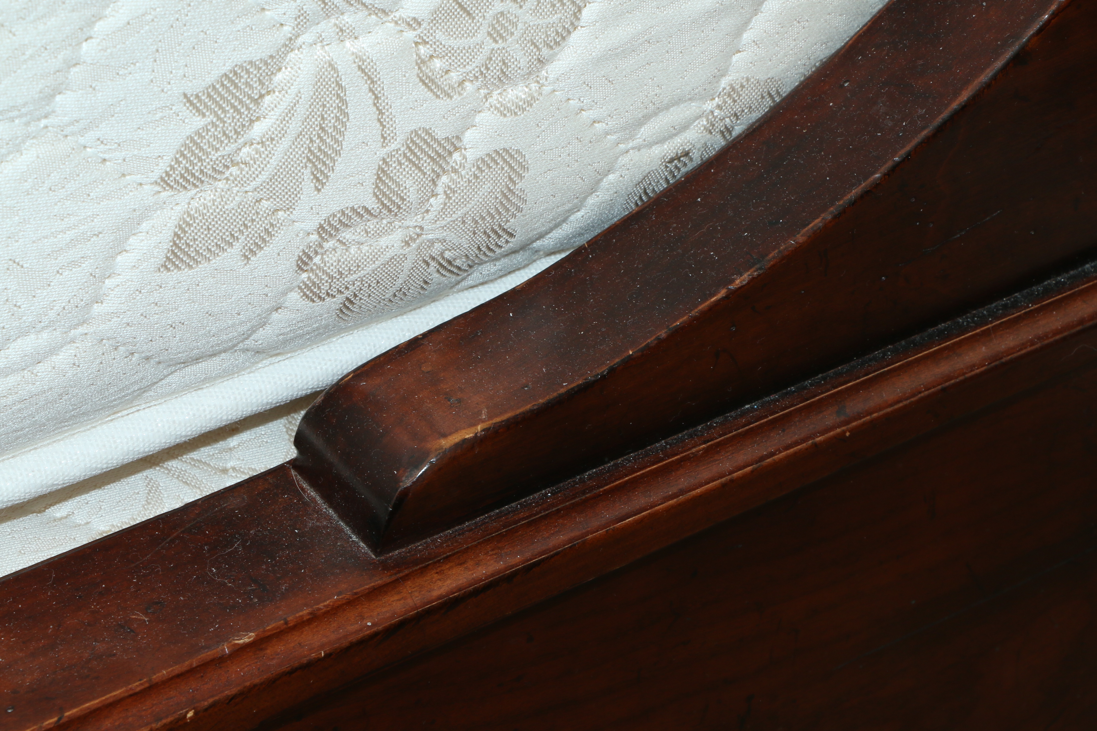 Henredon Mahogany Stained King Size Sleigh Bed Frame