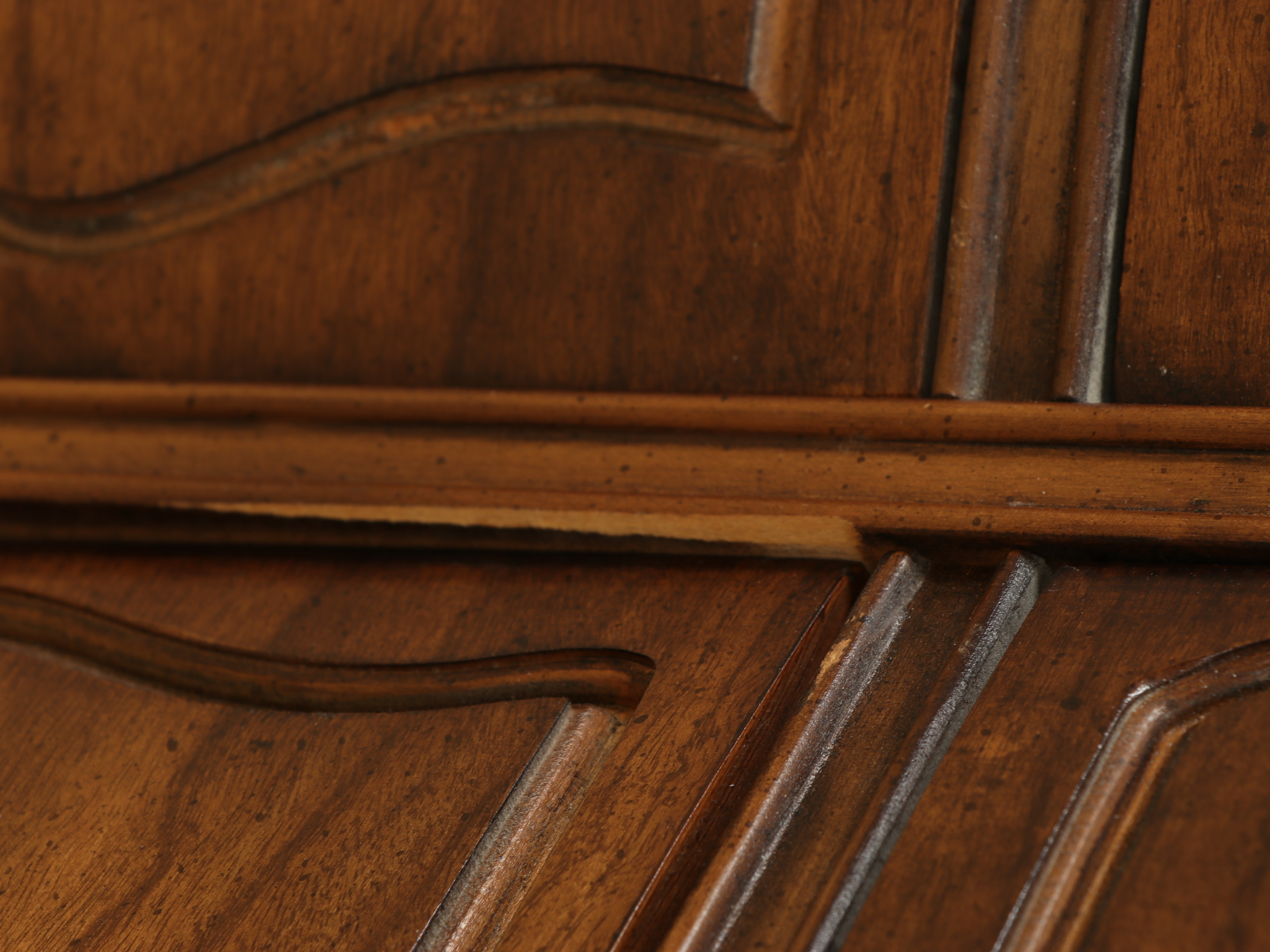 Broyhill French Provincial Louis XV Style Dresser with Mirror, Late 20th Century