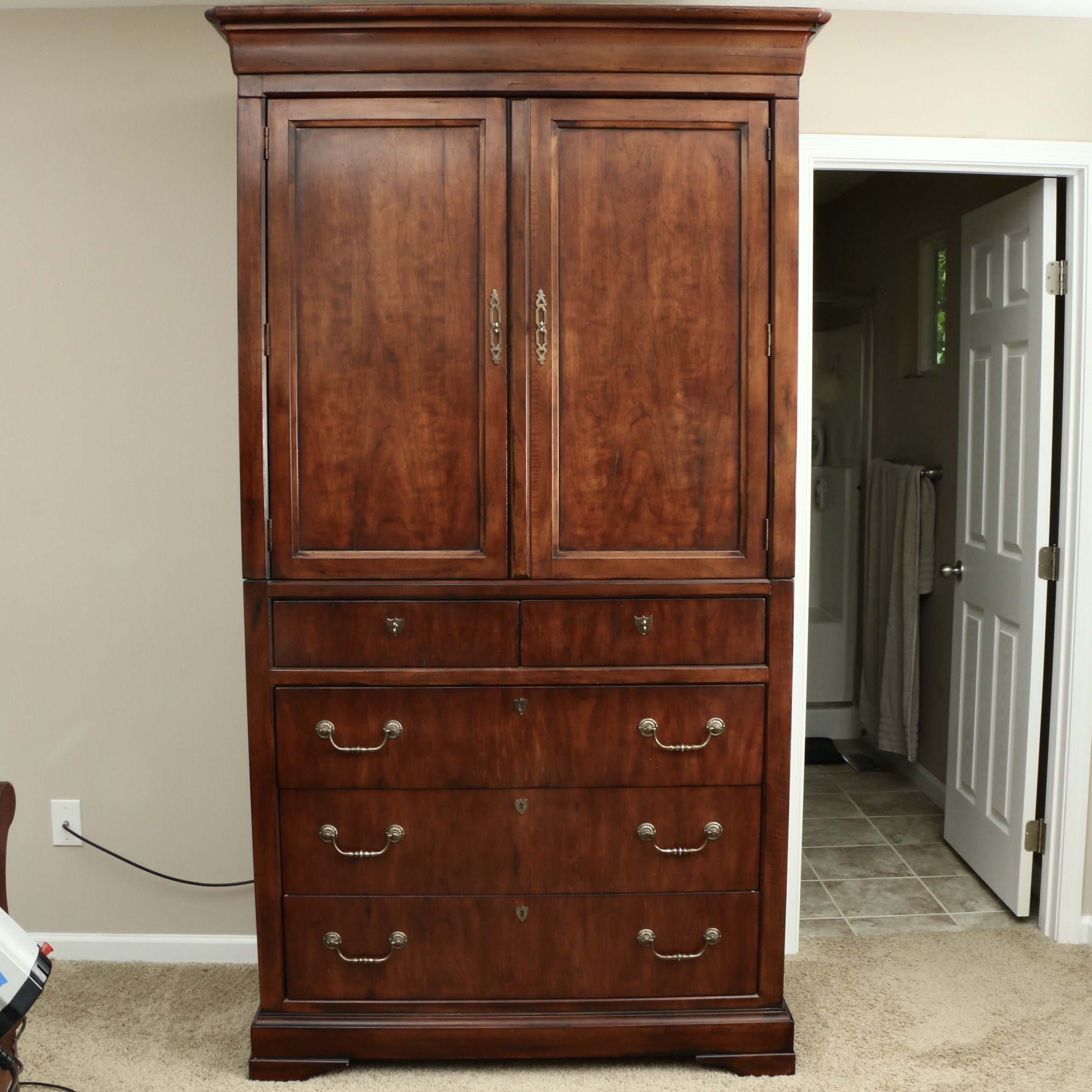 Henredon George III Style Mahogany-Stained Wood Entertainment Cabinet