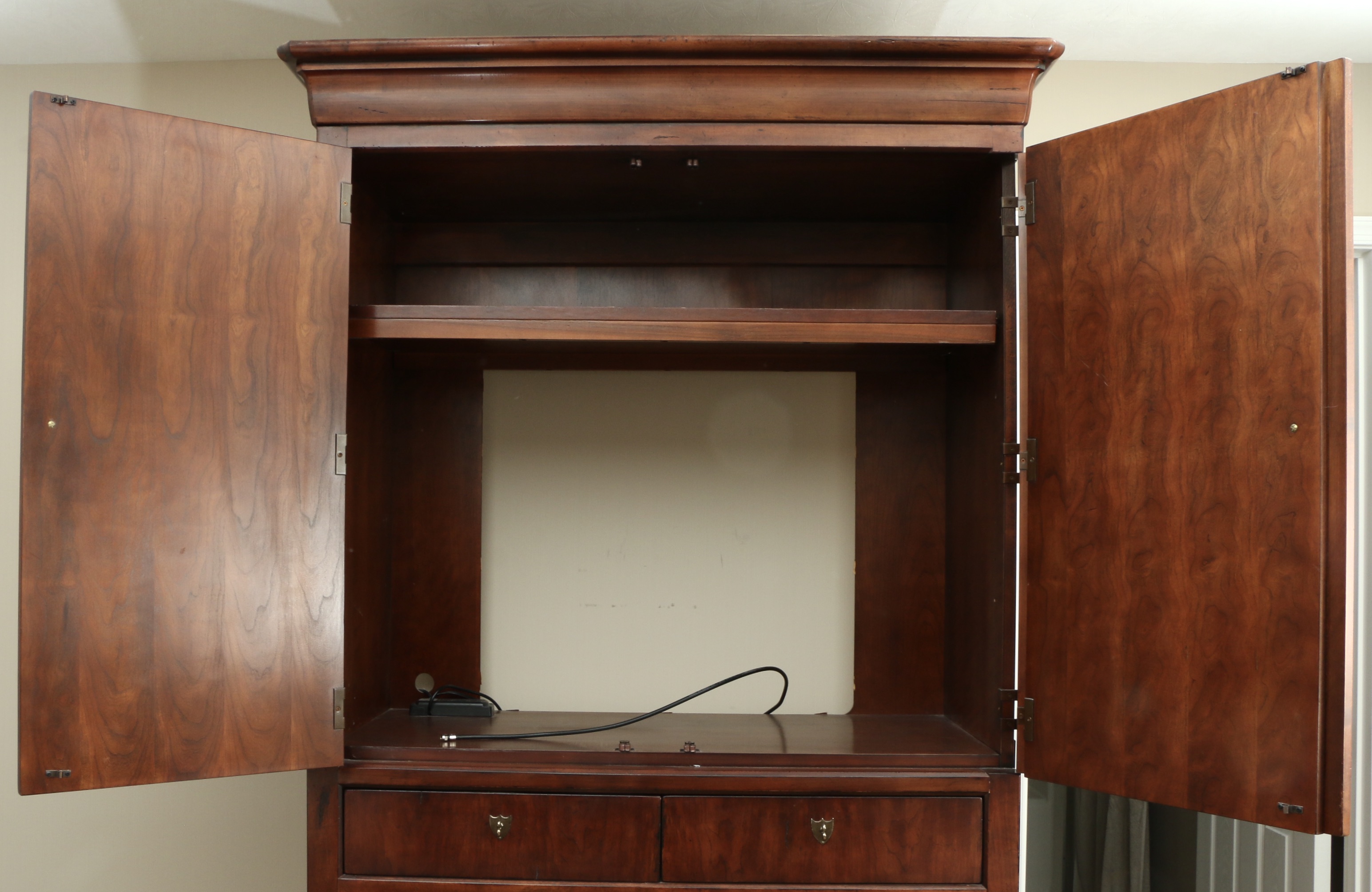 Henredon George III Style Mahogany-Stained Wood Entertainment Cabinet