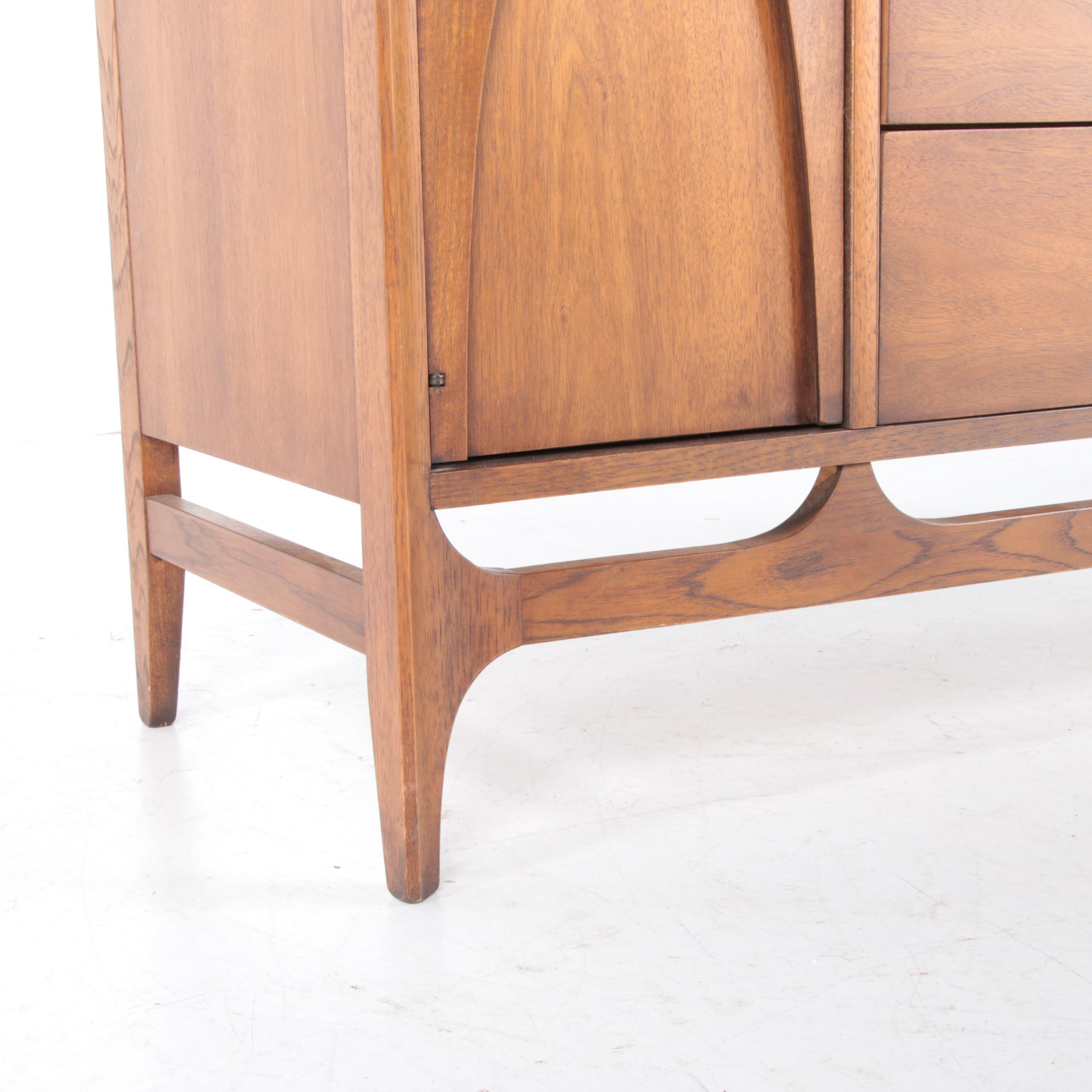 Broyhill Mid Century Modern Walnut 2-Piece China Cabinet, Mid 20th Century