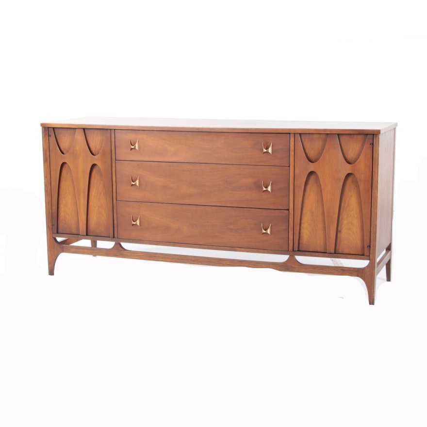 Broyhill Mid Century Modern Walnut Credenza, Mid 20th Century