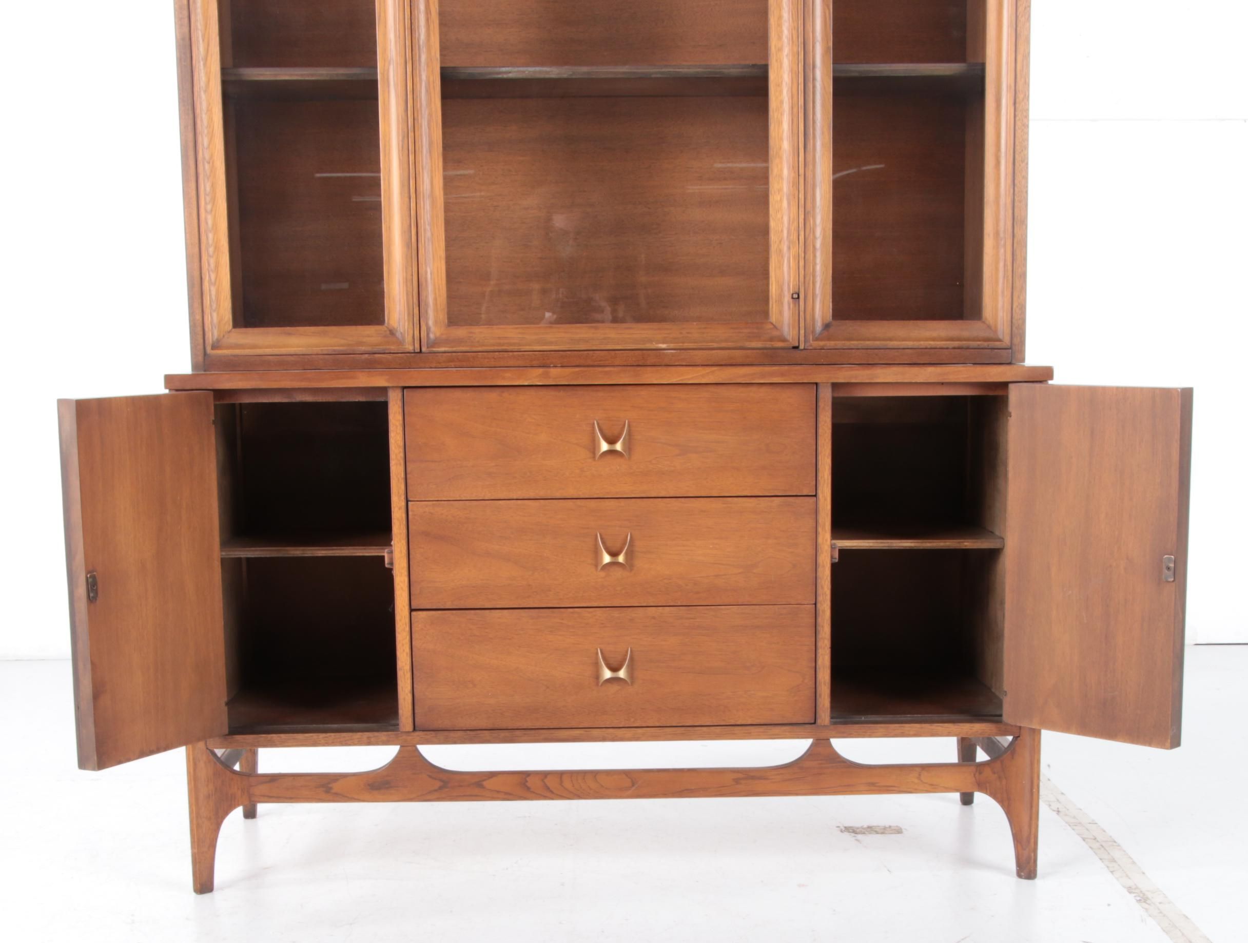 Broyhill Mid Century Modern Walnut 2-Piece China Cabinet, Mid 20th Century