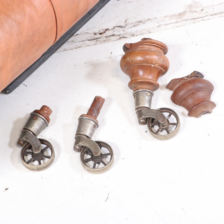 Victorian Mahogany and Button-Tufted Leather Daybed with Reclining Headrest