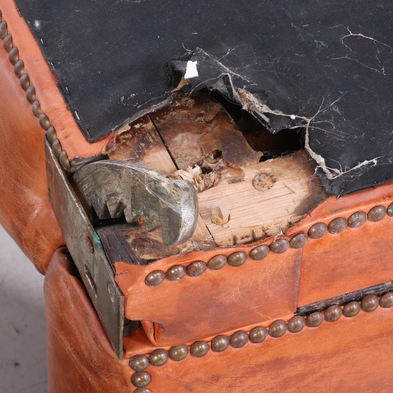 Victorian Mahogany and Button-Tufted Leather Daybed with Reclining Headrest