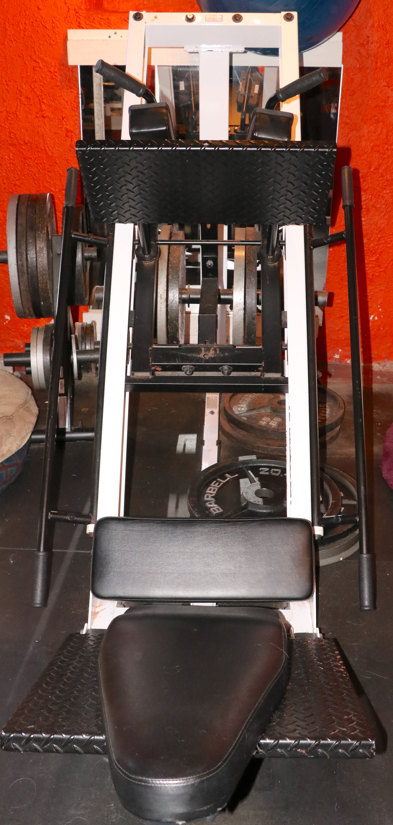 Body-Solid Leg Press Machine with Olympic Weight Plates