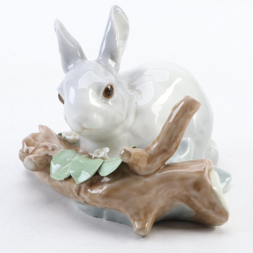 Lladró "Rabbit Eating (Grey)" Porcelain Figurine Designed by Fulgencio García