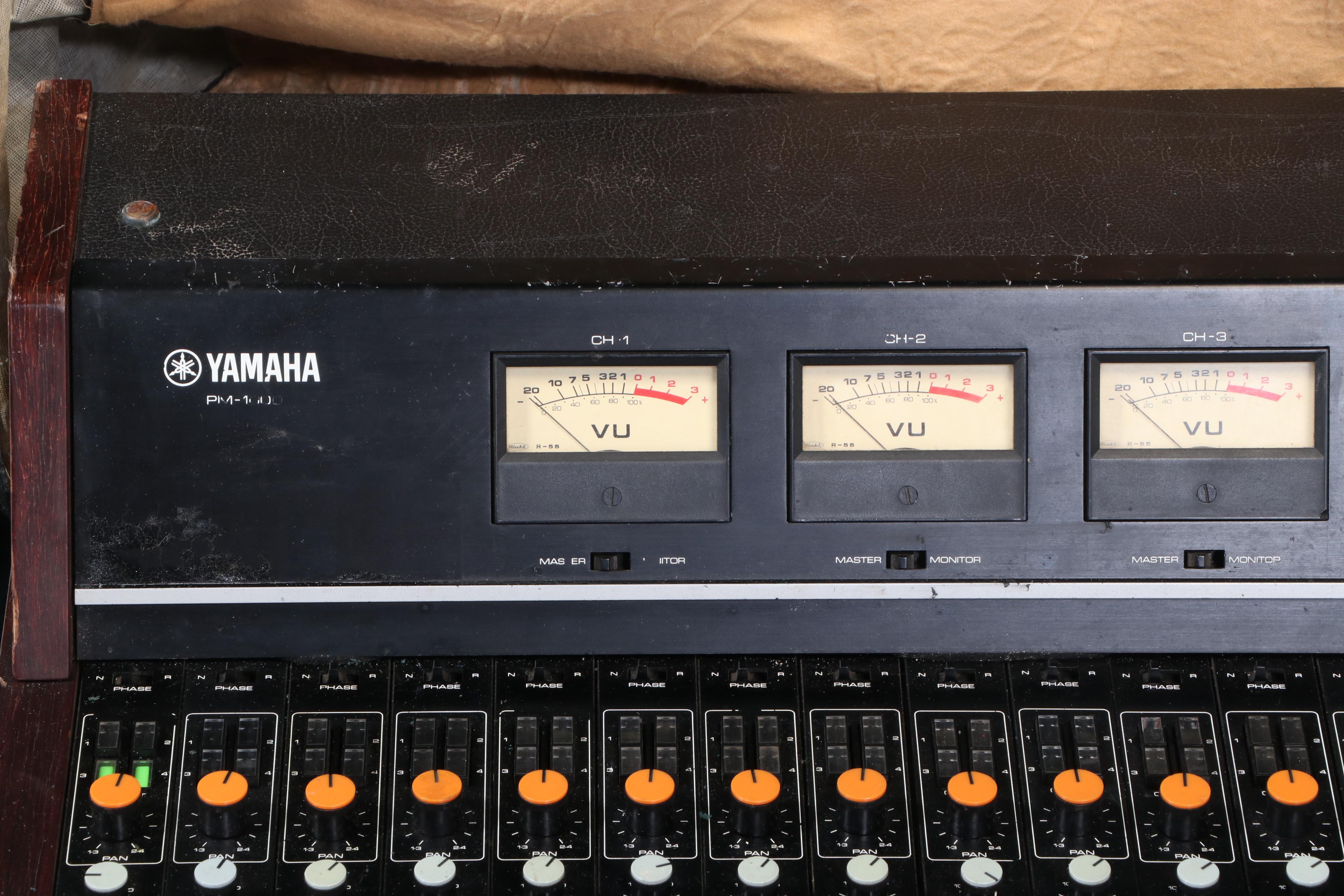 Yamaha PM-1000 16 Channel Mixing Console With Road Case