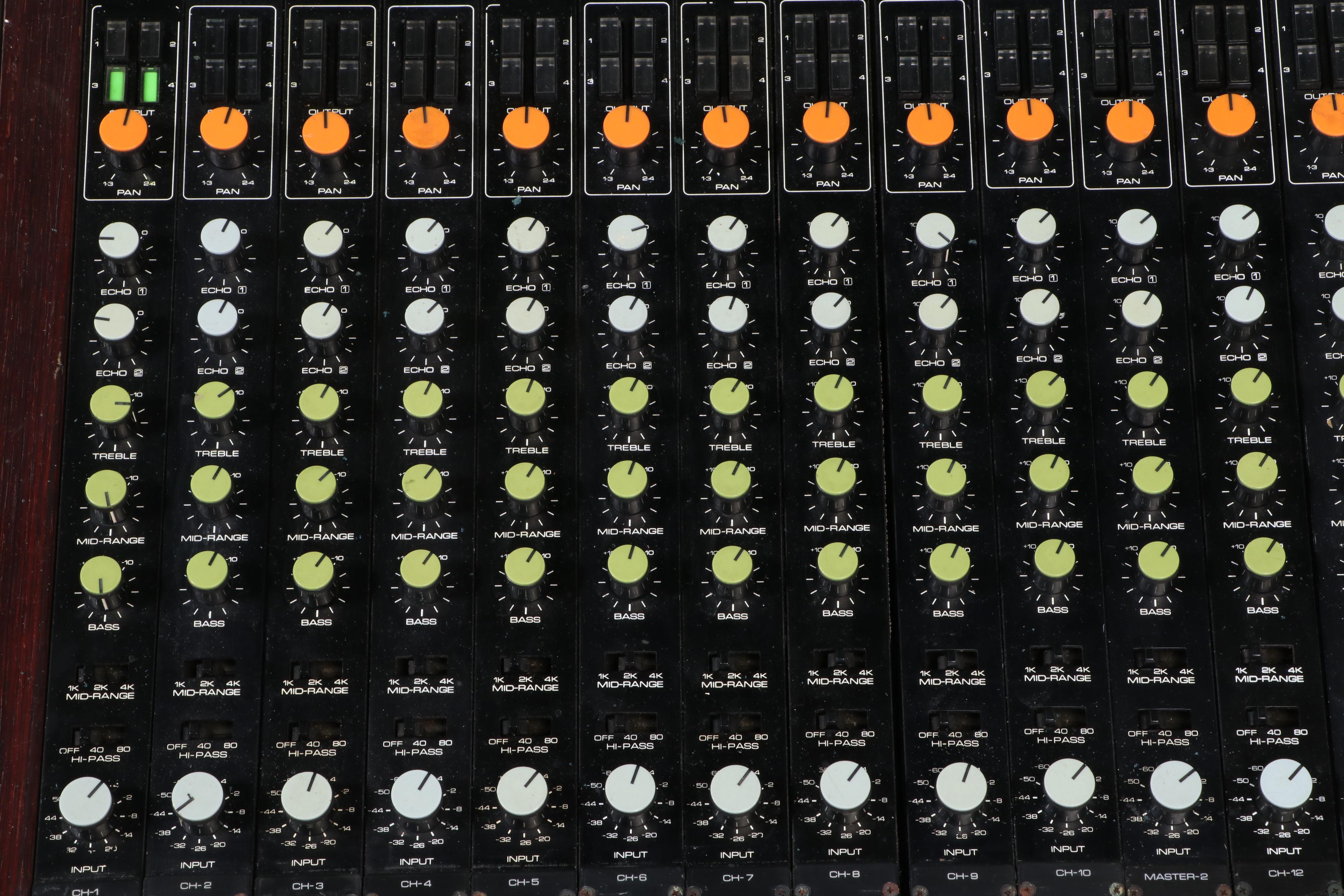 Yamaha PM-1000 16 Channel Mixing Console With Road Case