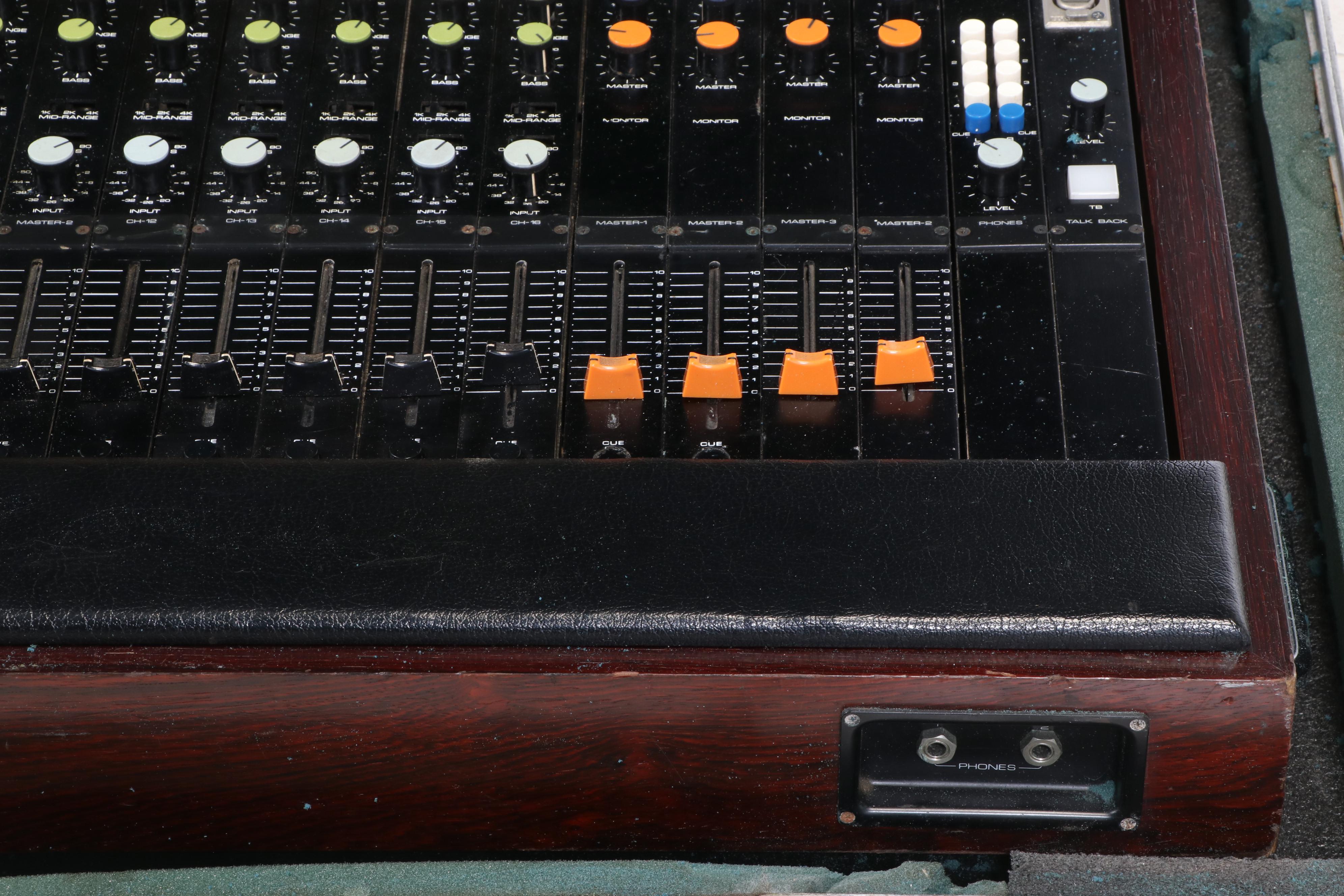 Yamaha PM-1000 16 Channel Mixing Console With Road Case