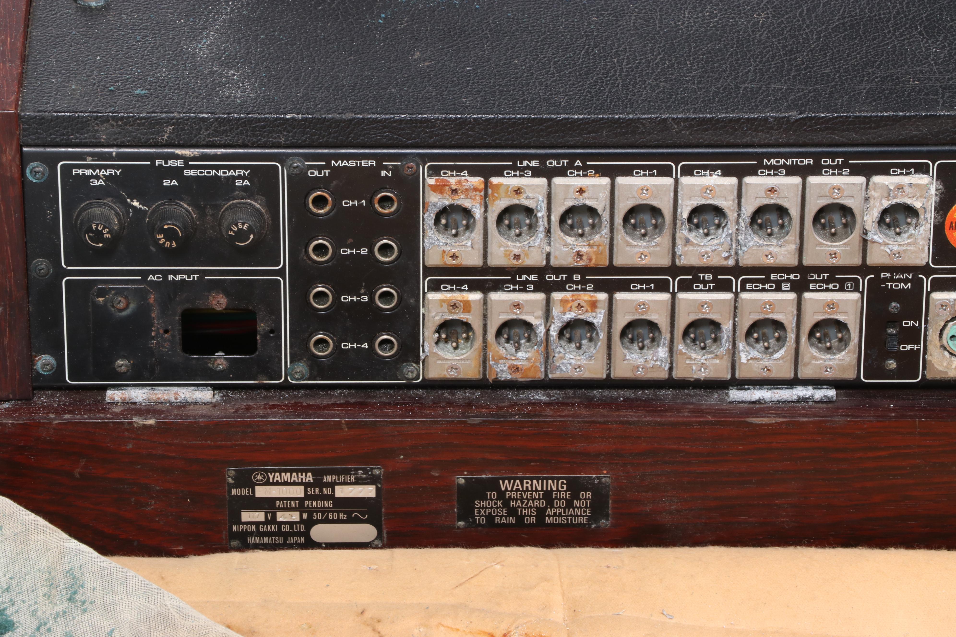 Yamaha PM-1000 16 Channel Mixing Console With Road Case