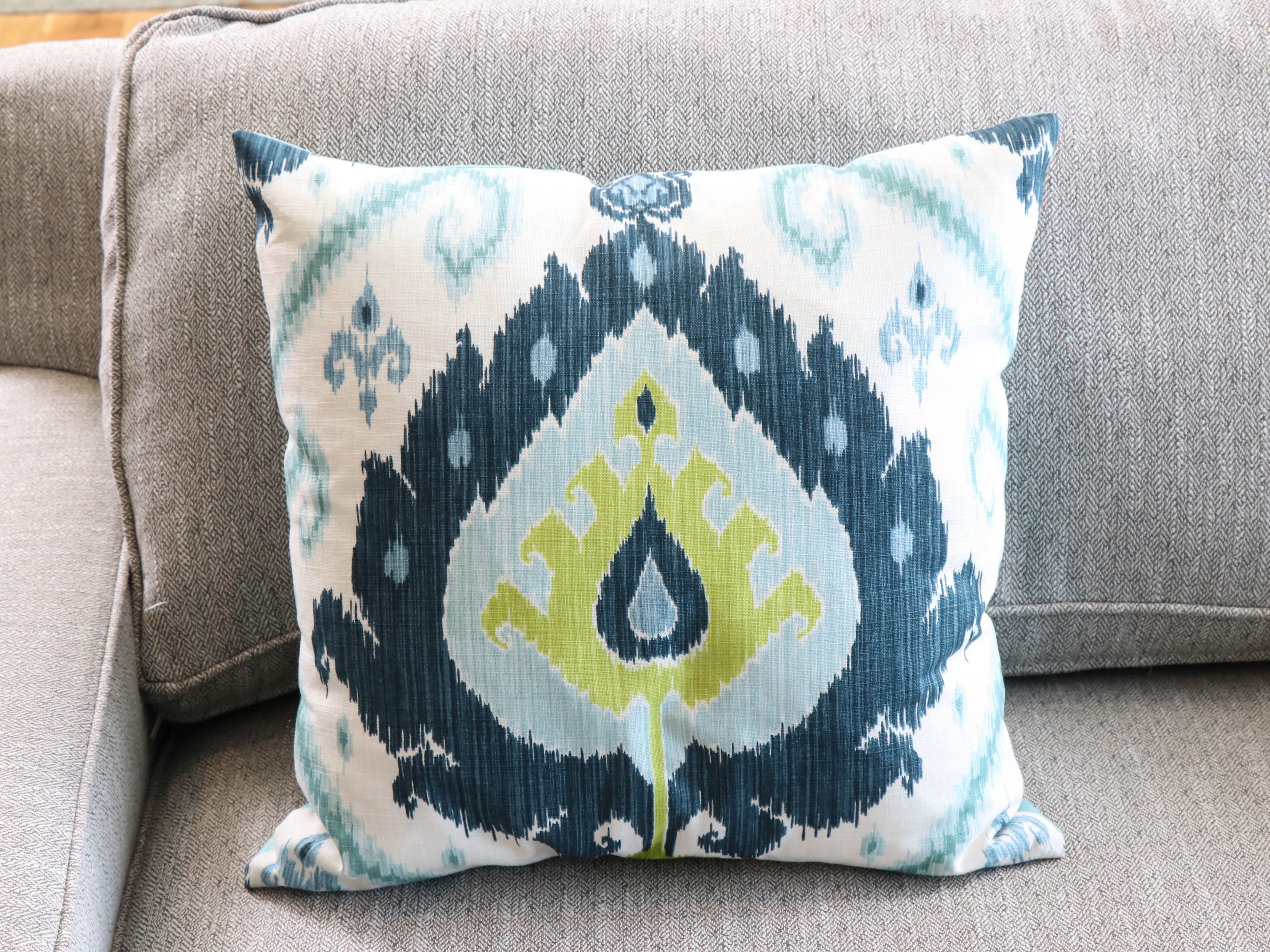 Rowe Furniture Modern Tweed Upholstered Sofa with Decorative Pillows