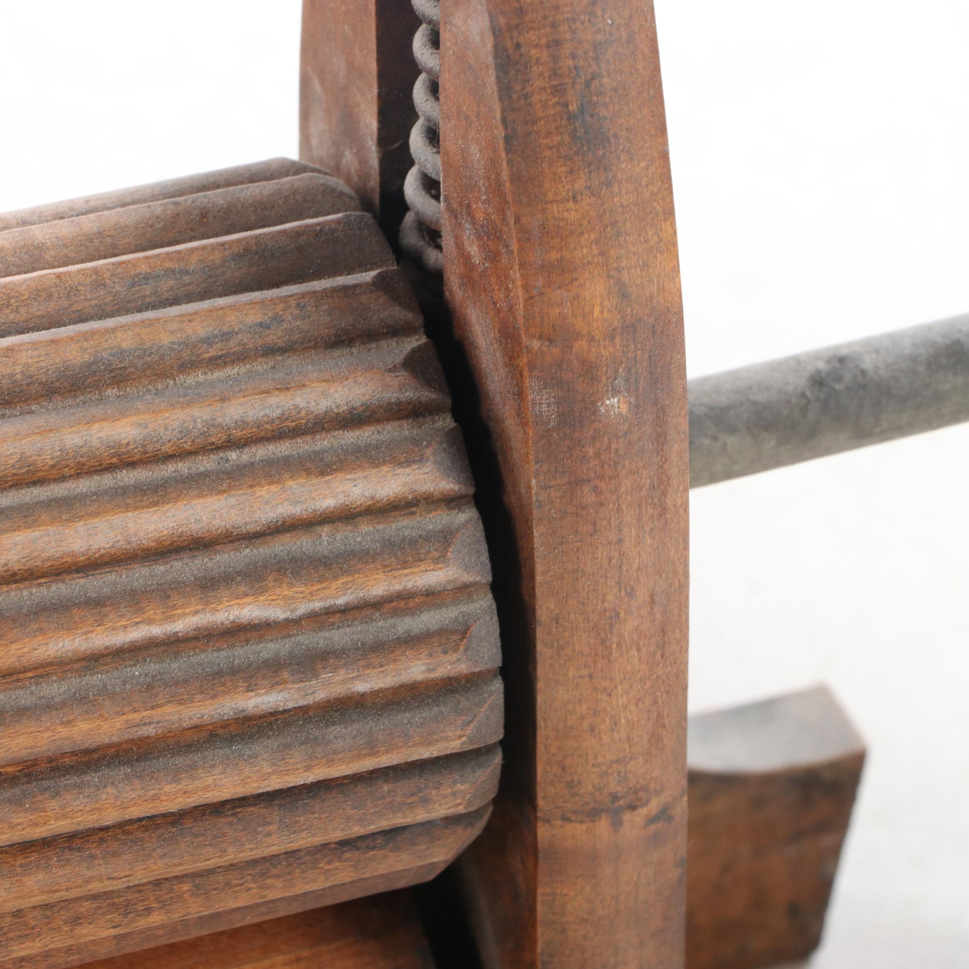 "Busy Bee" Clothes Wringer, Early 20th Century