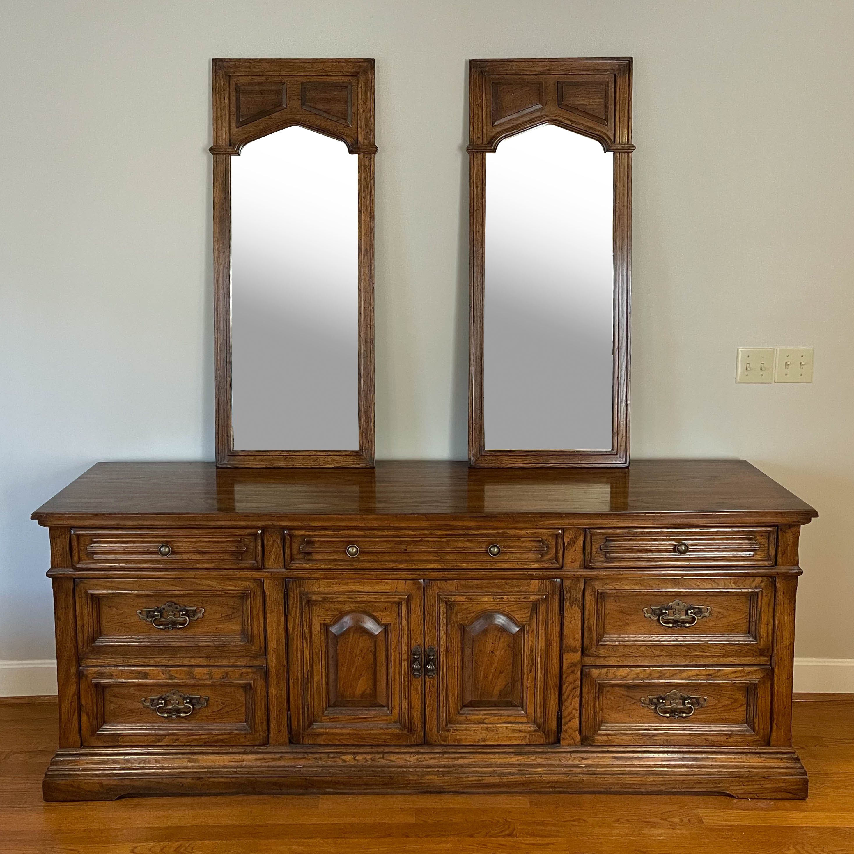 Drexel-Heritage "Bishopsgate" Oak Dresser with Mirrors, Late 20th Century