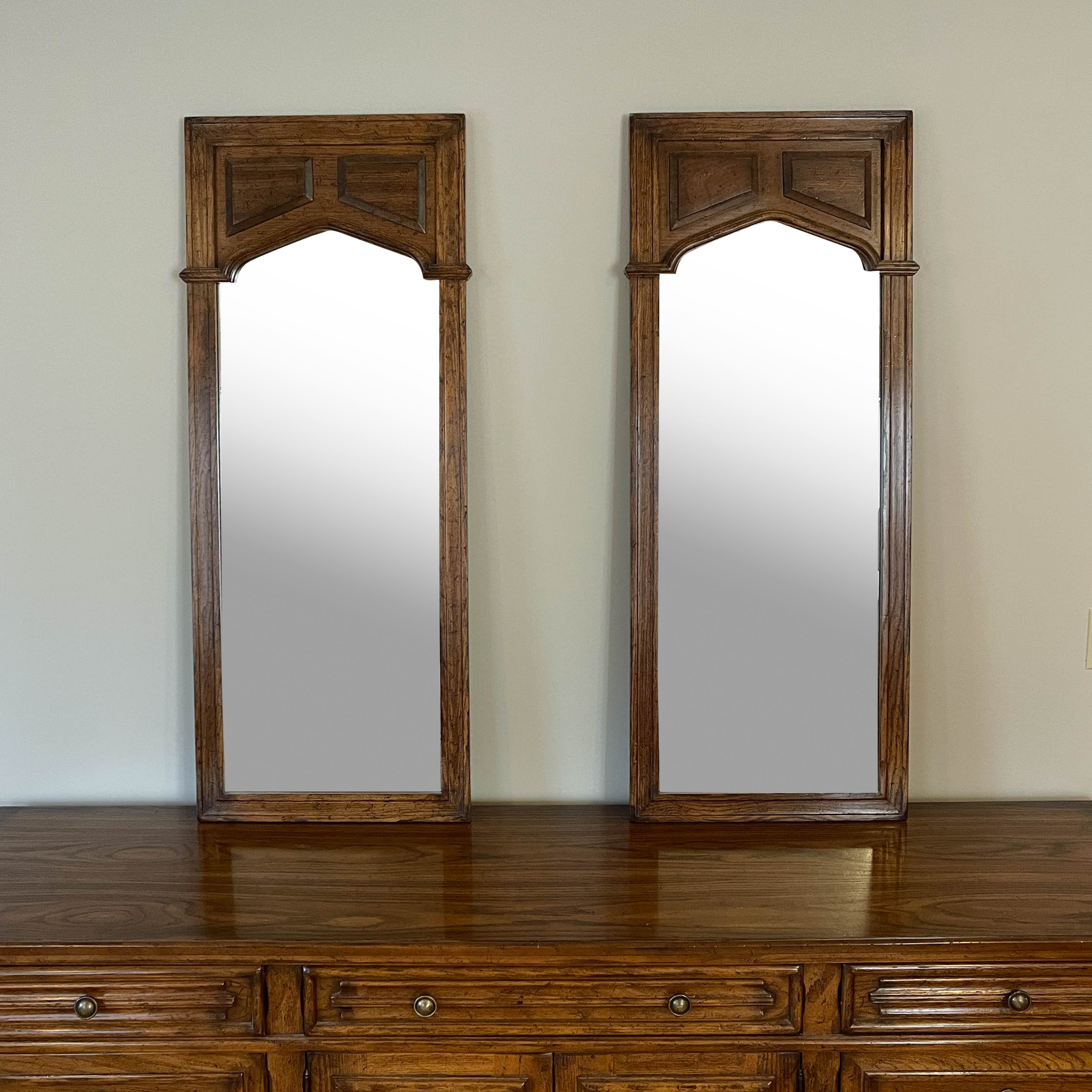 Drexel-Heritage "Bishopsgate" Oak Dresser with Mirrors, Late 20th Century