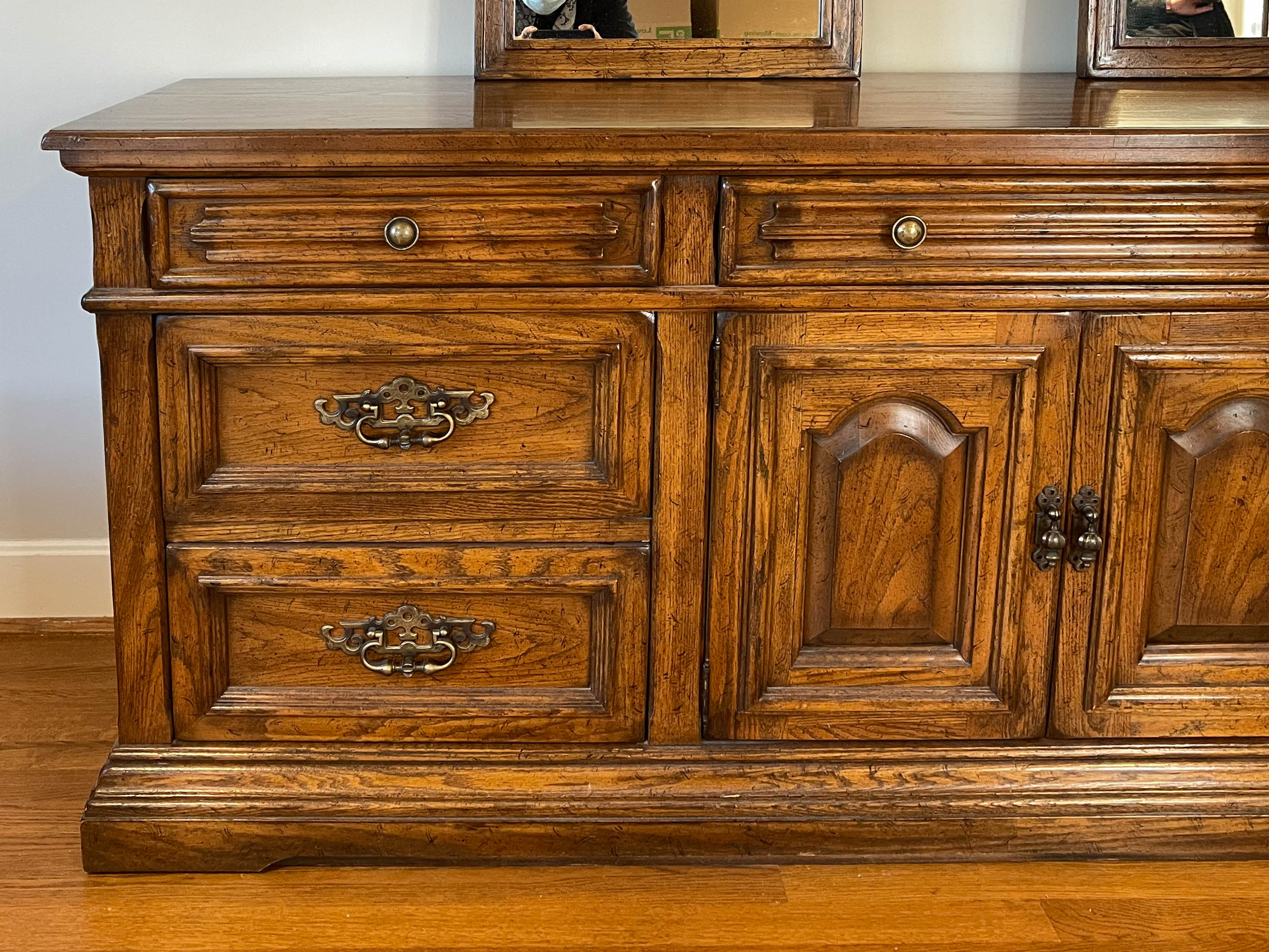 Drexel-Heritage "Bishopsgate" Oak Dresser with Mirrors, Late 20th Century