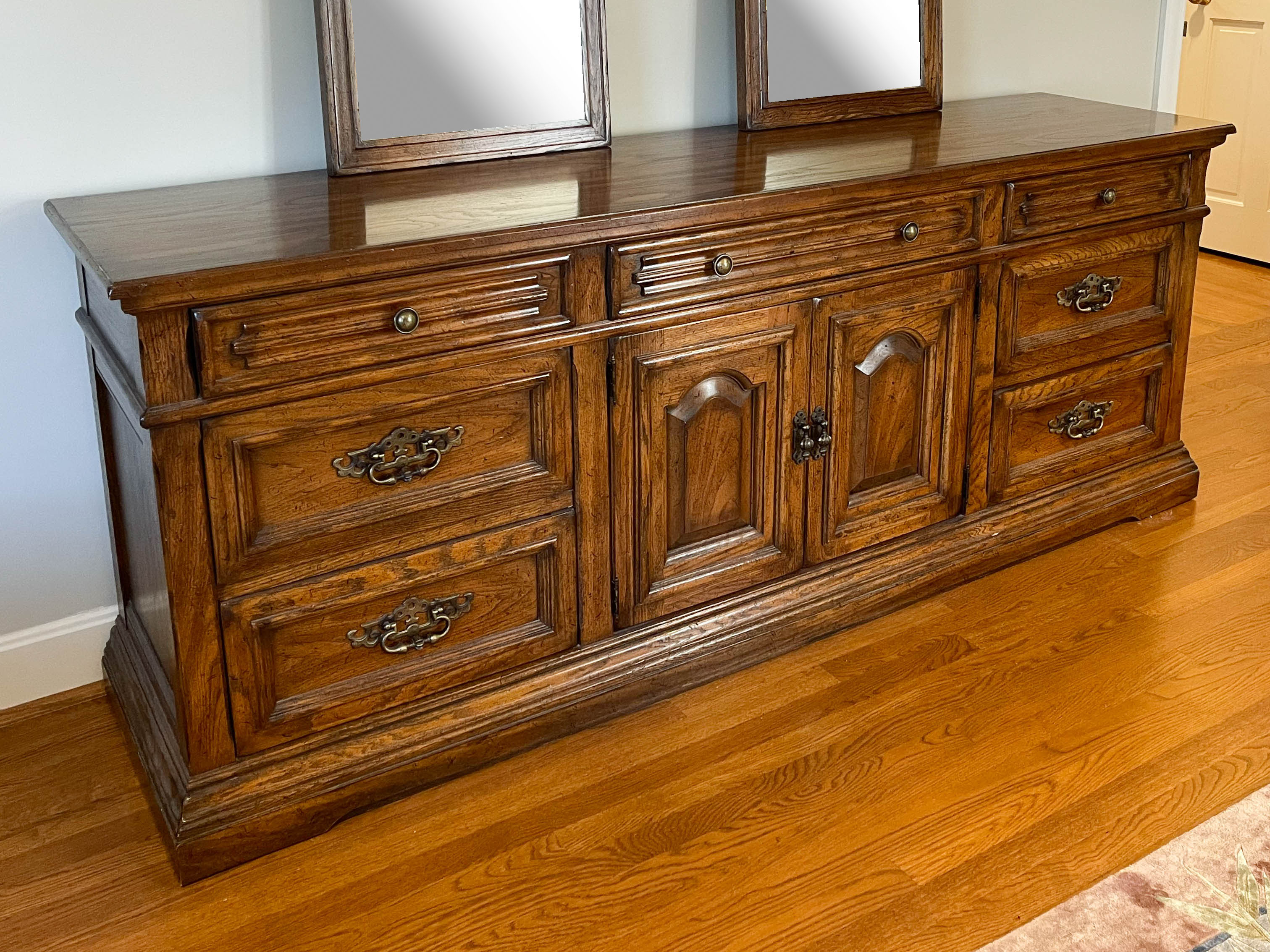 Drexel-Heritage "Bishopsgate" Oak Dresser with Mirrors, Late 20th Century