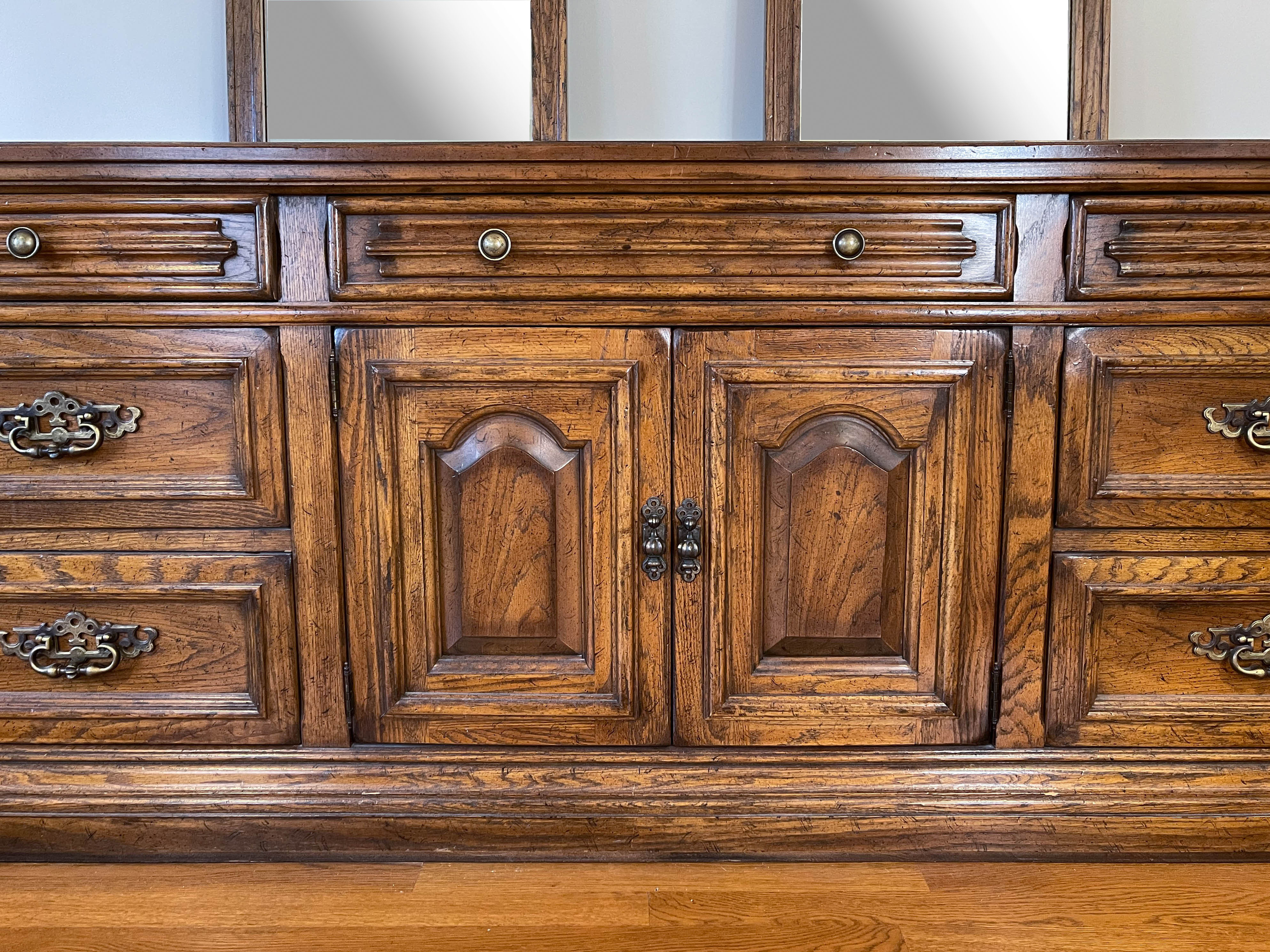 Drexel-Heritage "Bishopsgate" Oak Dresser with Mirrors, Late 20th Century