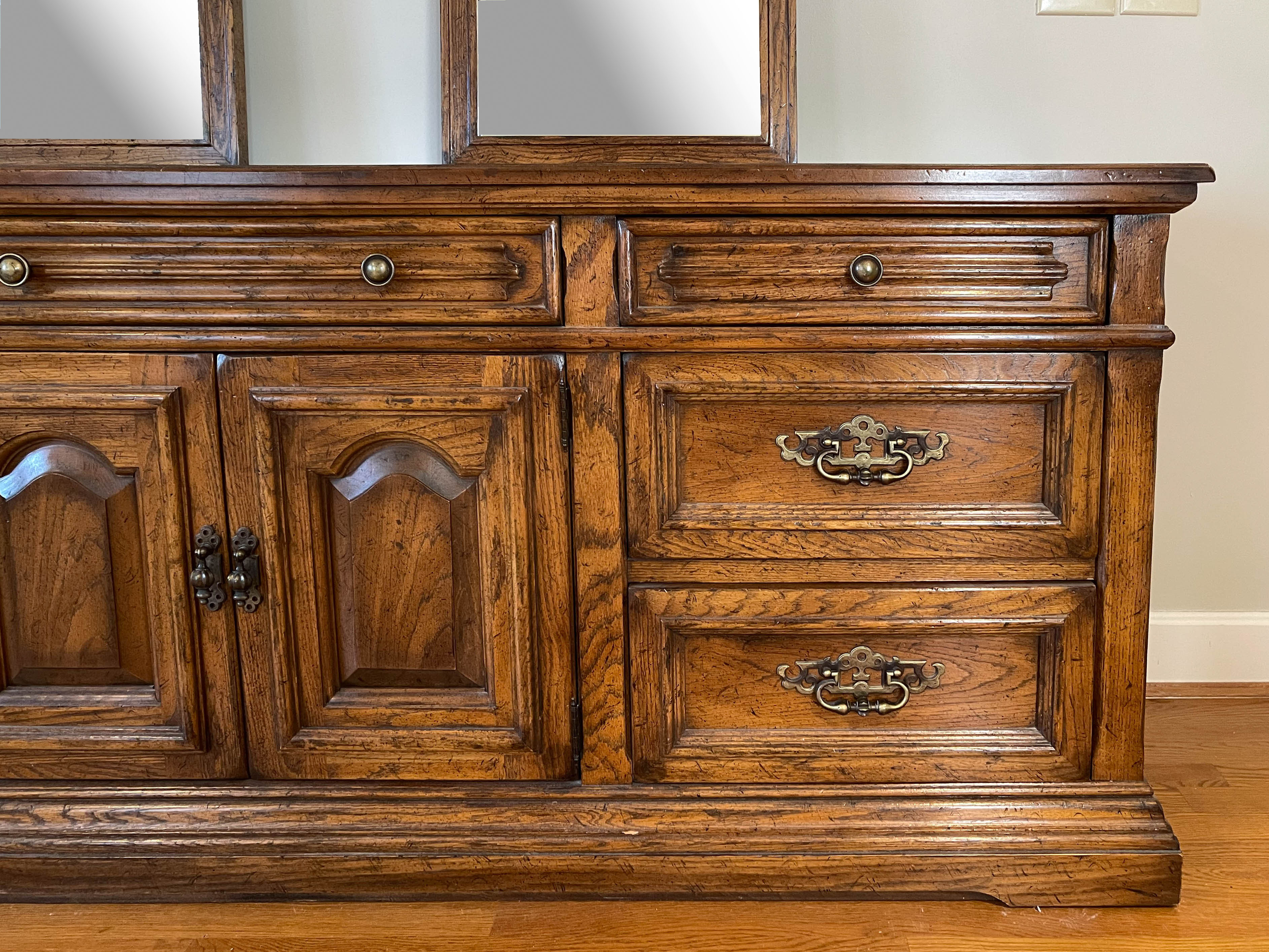 Drexel-Heritage "Bishopsgate" Oak Dresser with Mirrors, Late 20th Century