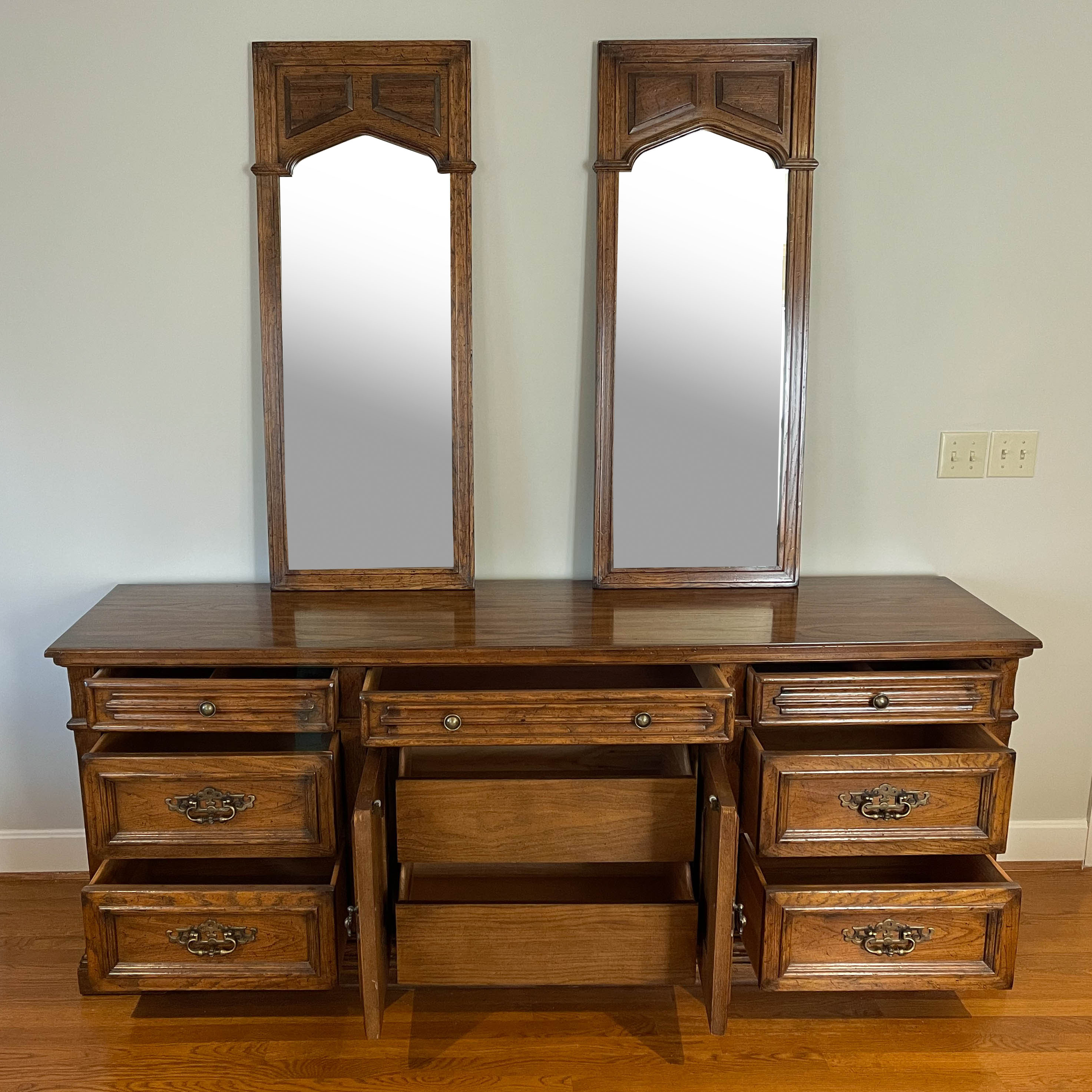 Drexel-Heritage "Bishopsgate" Oak Dresser with Mirrors, Late 20th Century