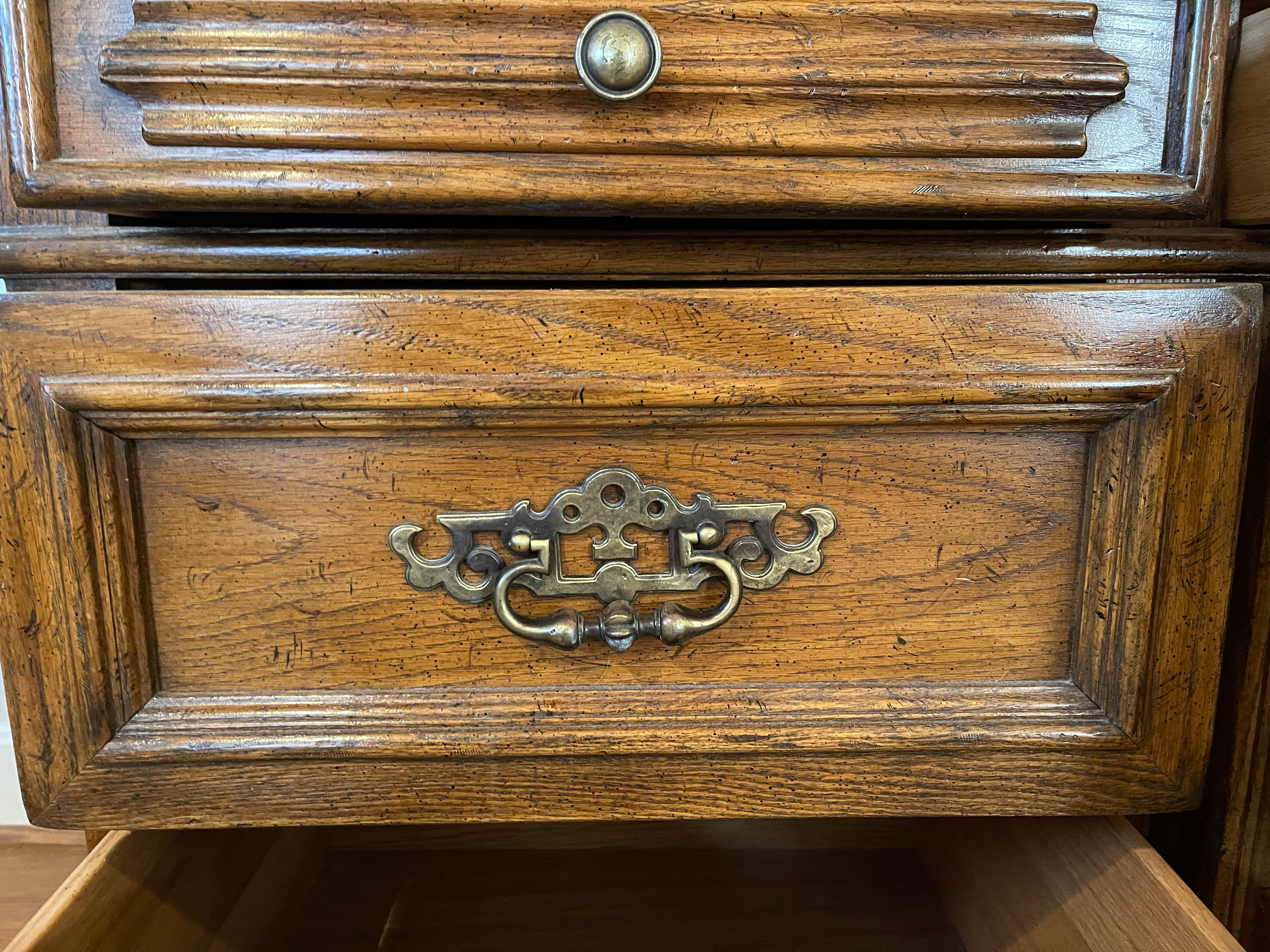 Drexel-Heritage "Bishopsgate" Oak Dresser with Mirrors, Late 20th Century