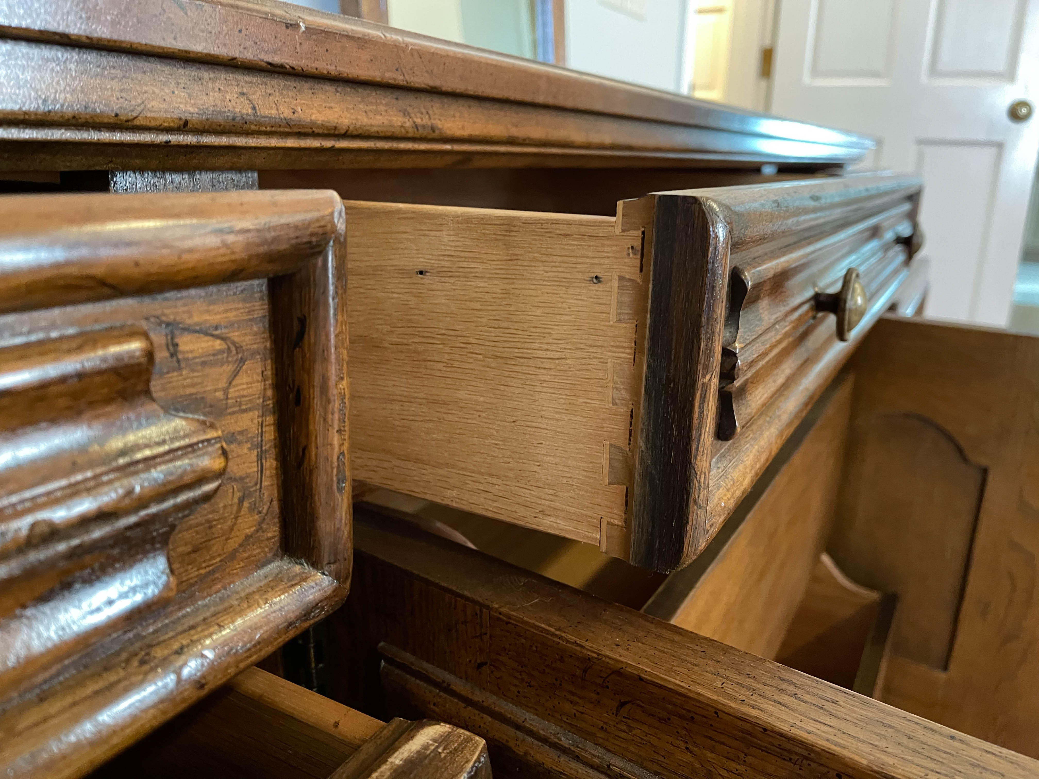Drexel-Heritage "Bishopsgate" Oak Dresser with Mirrors, Late 20th Century