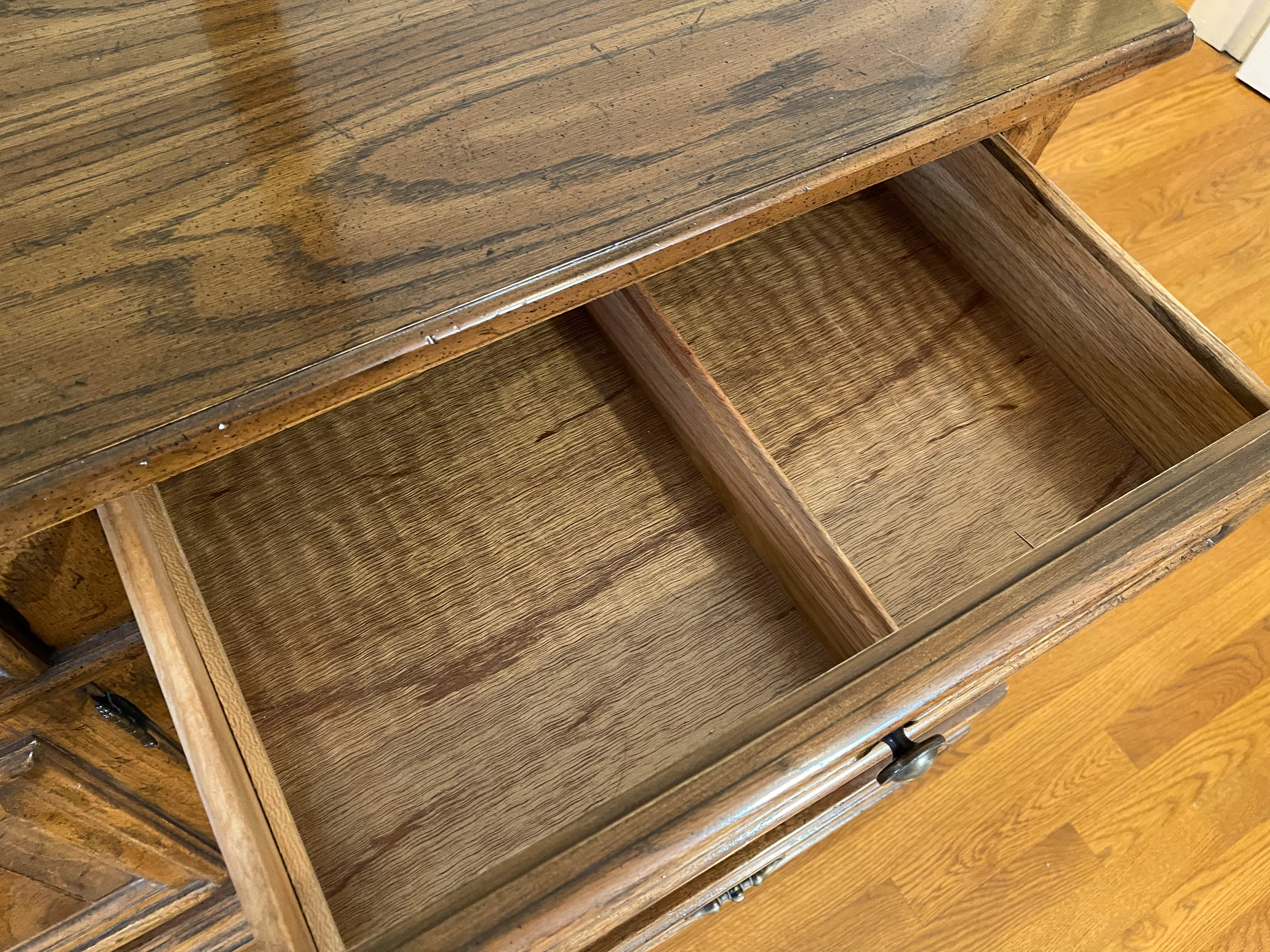 Drexel-Heritage "Bishopsgate" Oak Dresser with Mirrors, Late 20th Century