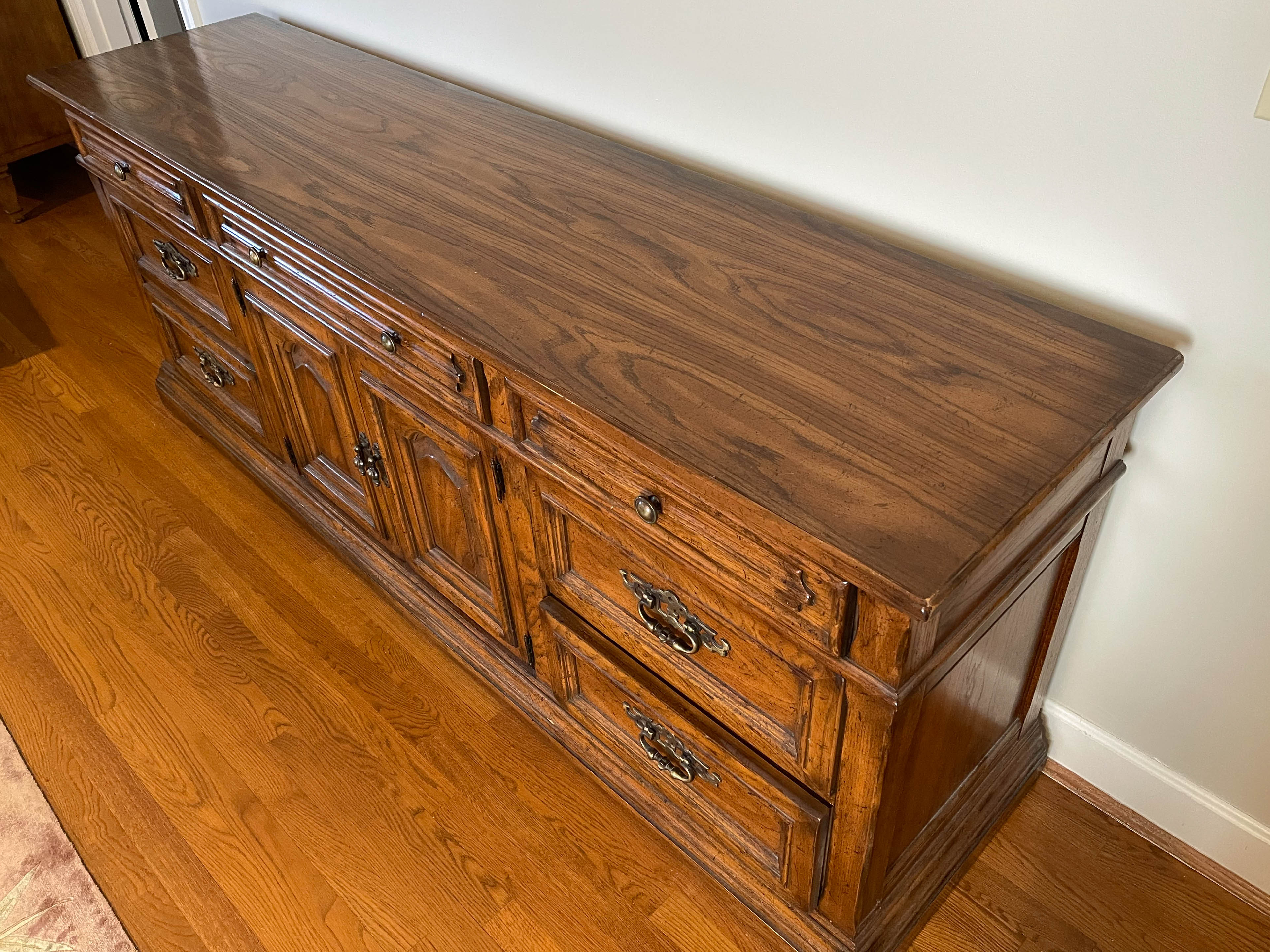 Drexel-Heritage "Bishopsgate" Oak Dresser with Mirrors, Late 20th Century