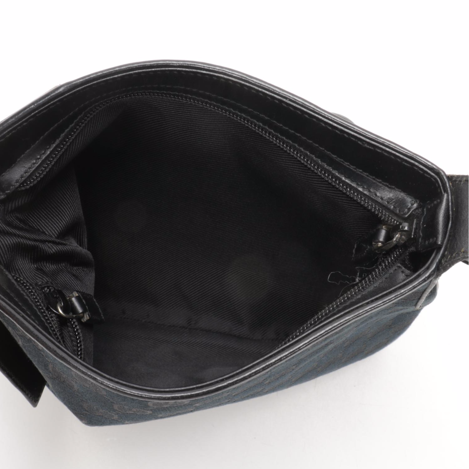 Gucci Shoulder Bag in Black GG Canvas and Leather