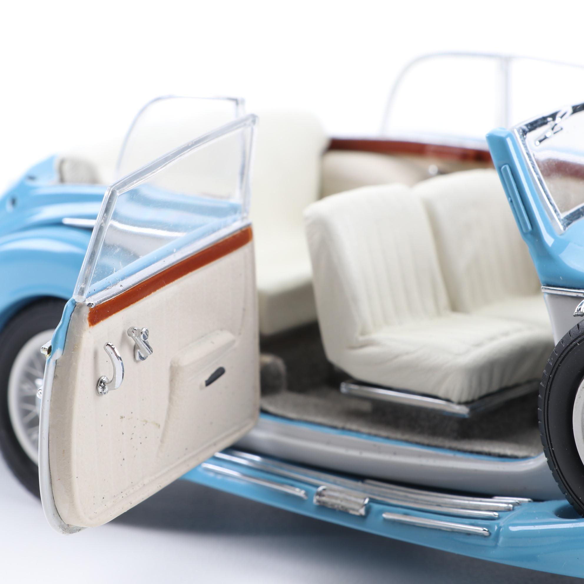 CMC 1936 Mercedes-Benz 540K Cabriolet B 1:24 Scale Model Car