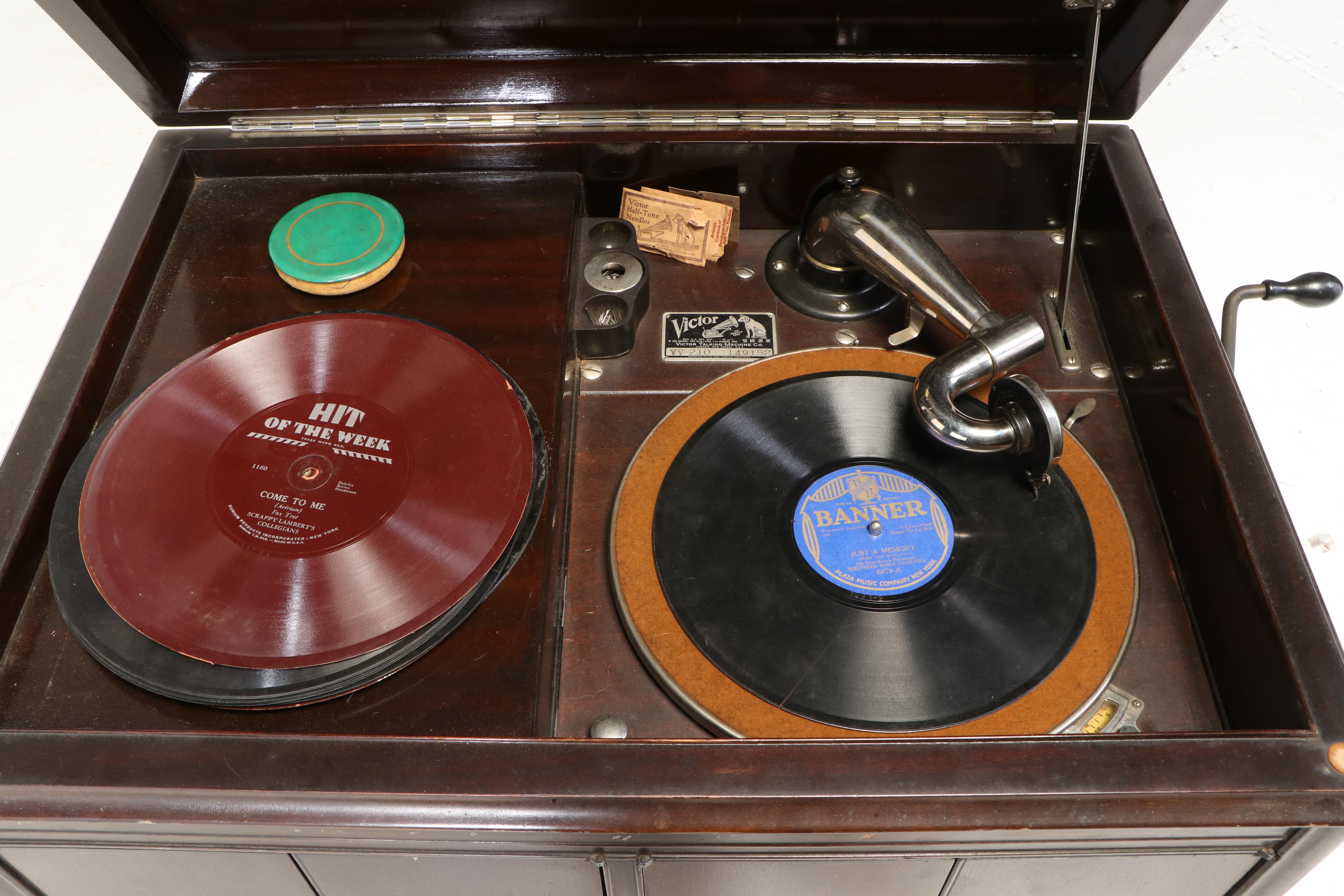 Wurlitzer Victrola Phonograph Mahogany Console, Early 20th Century