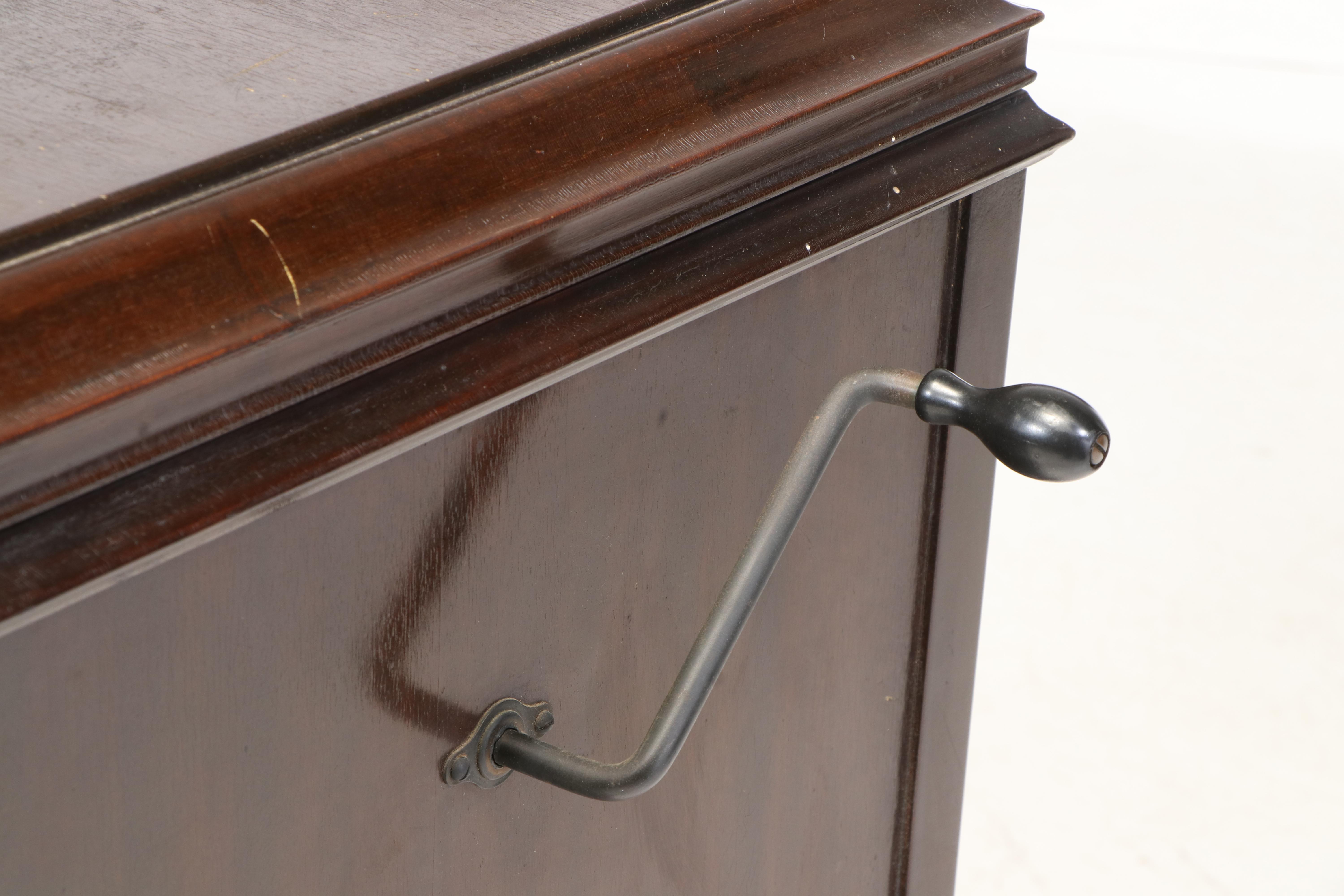 Wurlitzer Victrola Phonograph Mahogany Console, Early 20th Century