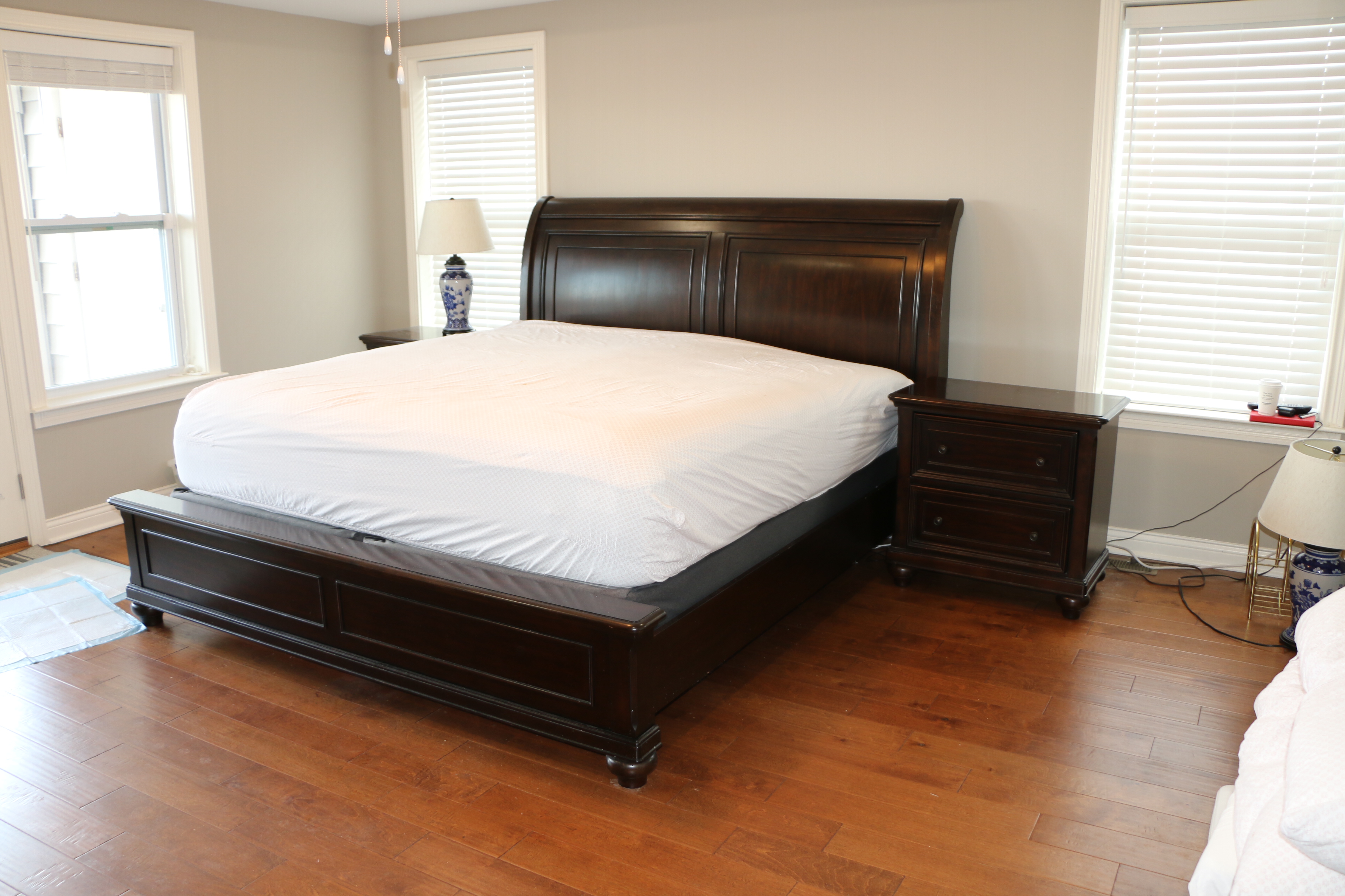 Contemporary Bedroom Set with King Size Sleigh Bed Frame, Dresser and Nightstand