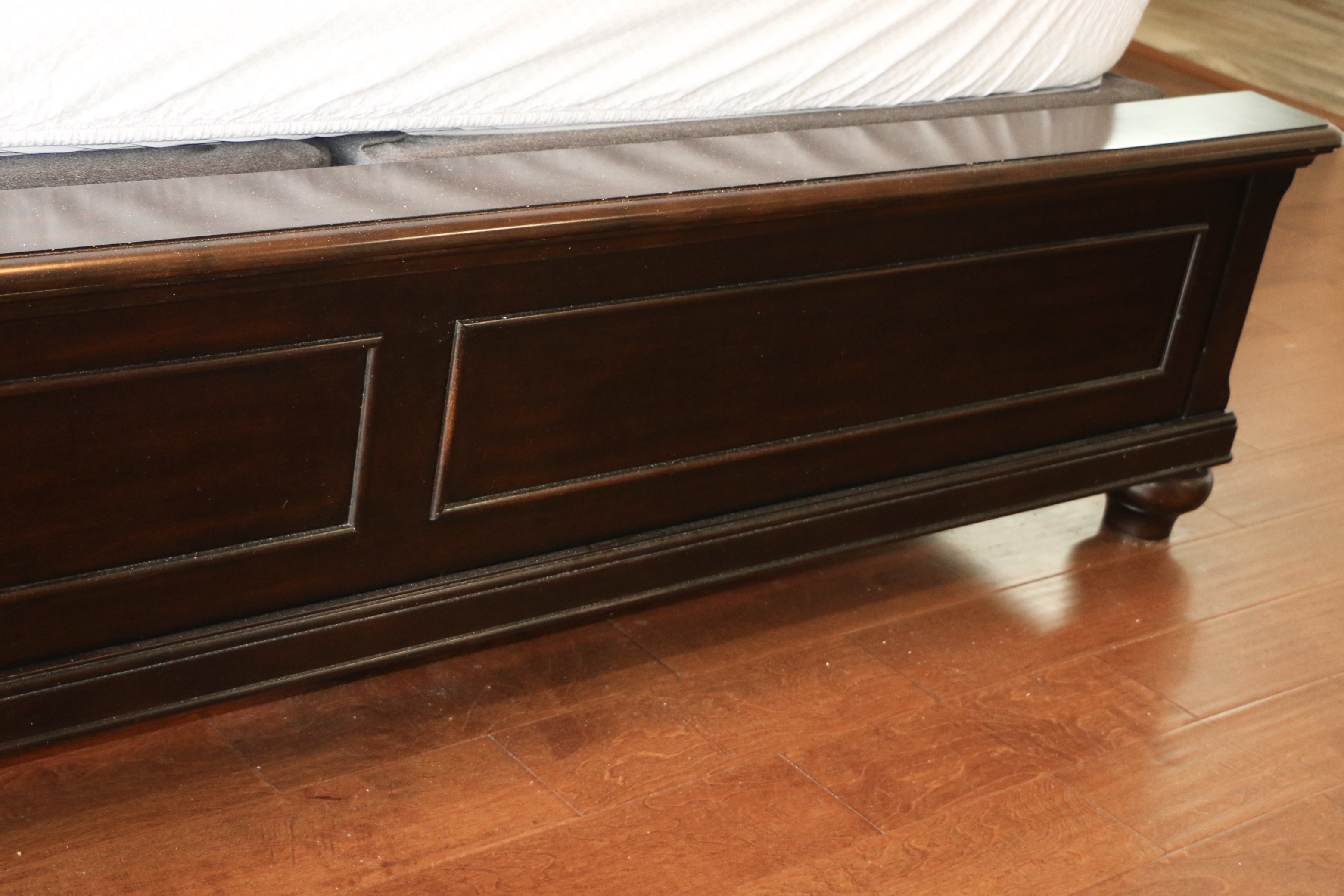 Contemporary Bedroom Set with King Size Sleigh Bed Frame, Dresser and Nightstand