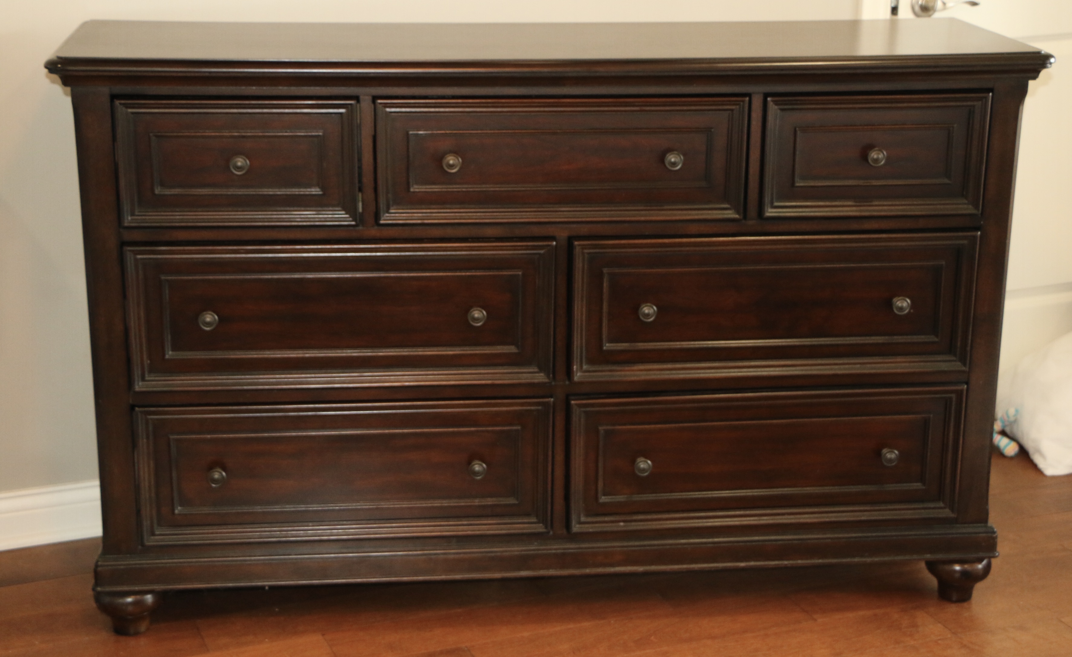 Contemporary Bedroom Set with King Size Sleigh Bed Frame, Dresser and Nightstand