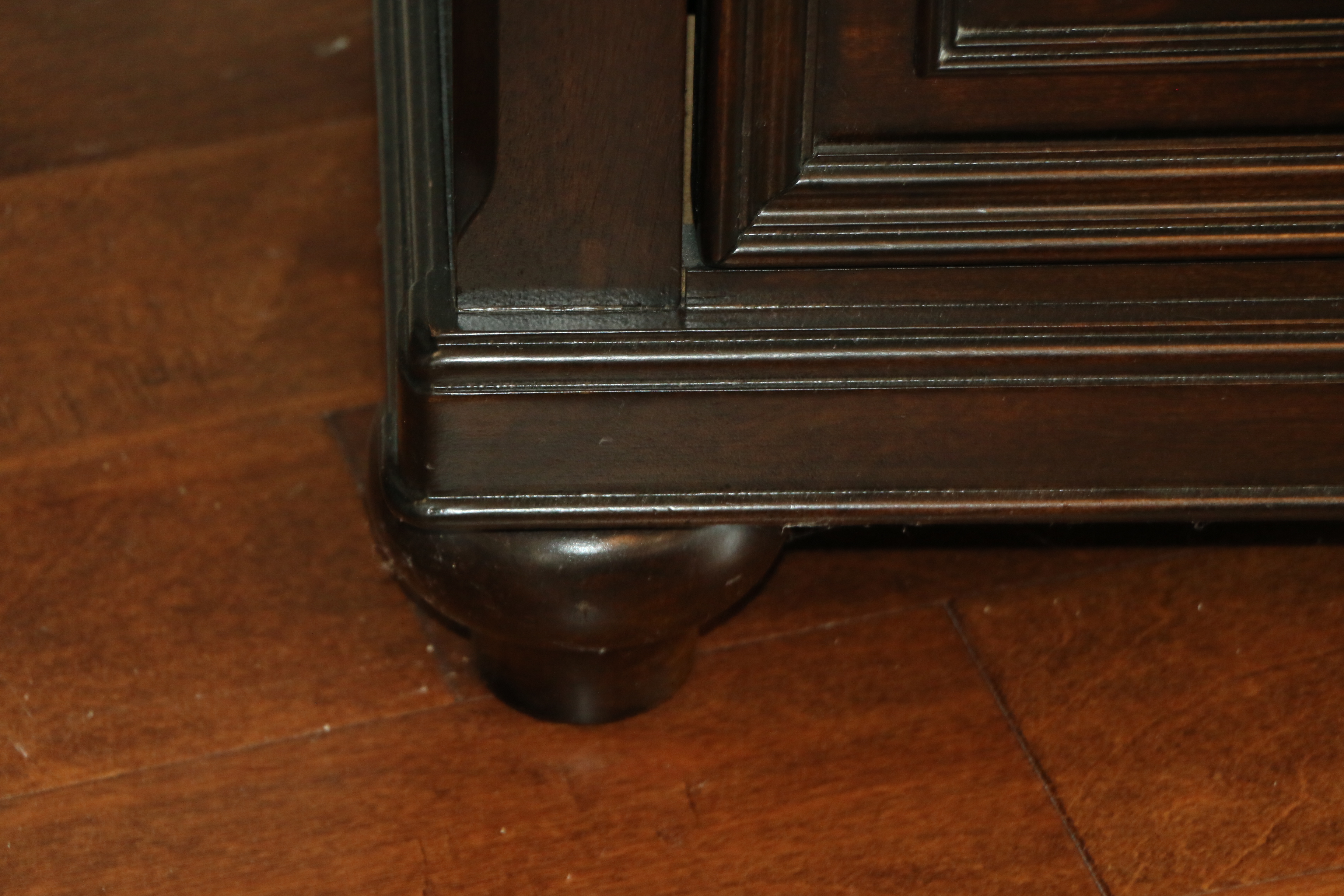 Contemporary Bedroom Set with King Size Sleigh Bed Frame, Dresser and Nightstand