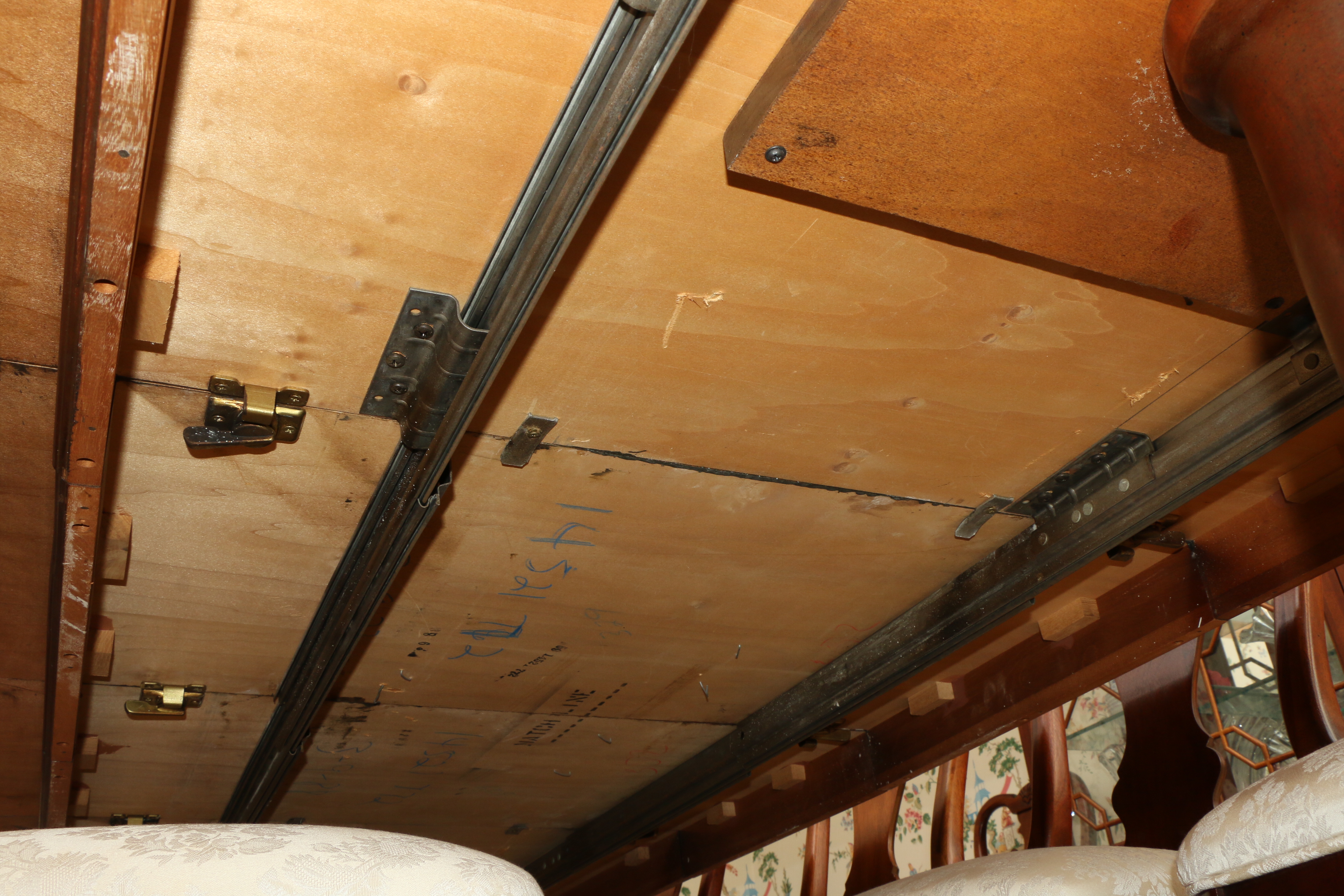 Thomasville Double Pedestal Dining Table and Queen Anne Style Chairs