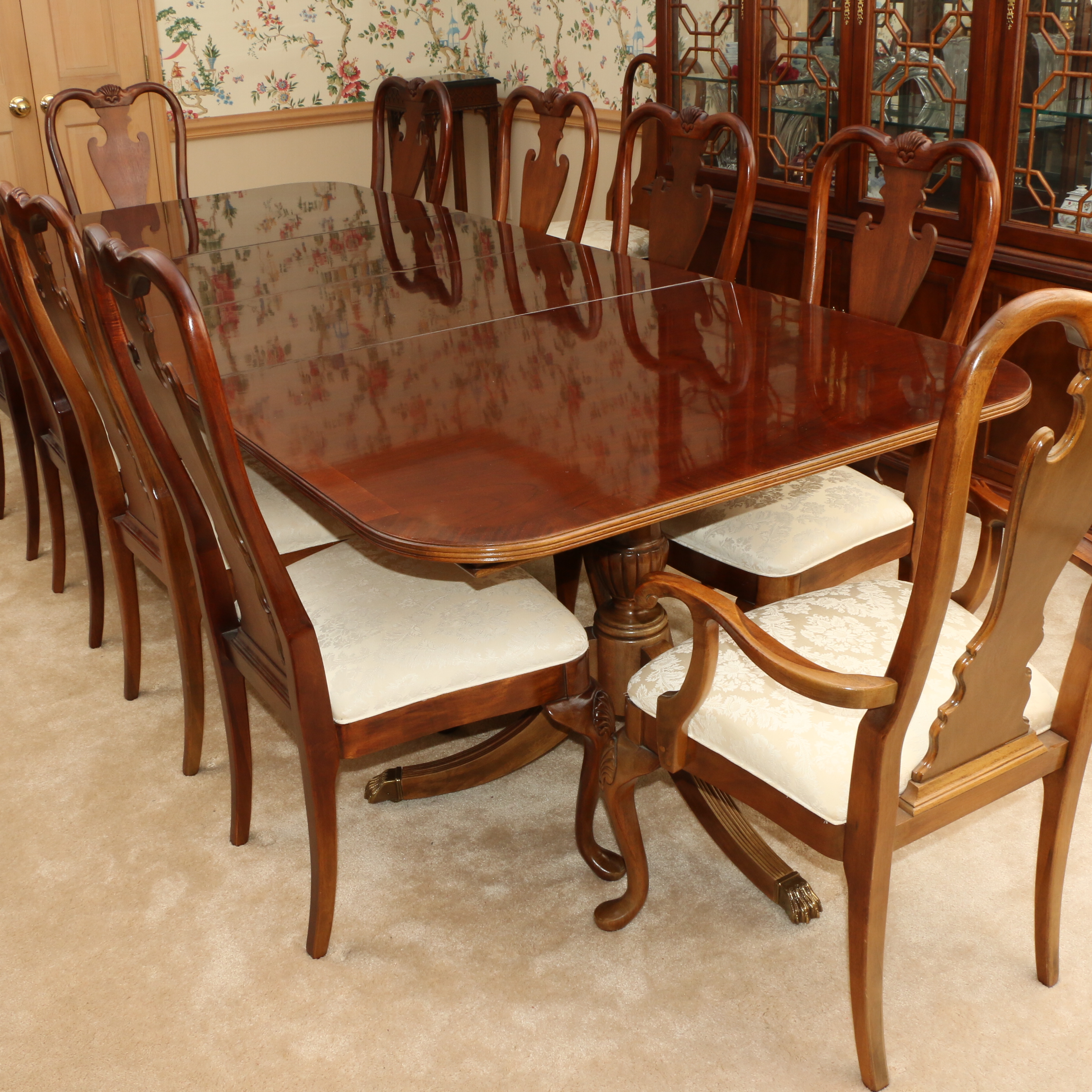 Thomasville Double Pedestal Dining Table and Queen Anne Style Chairs