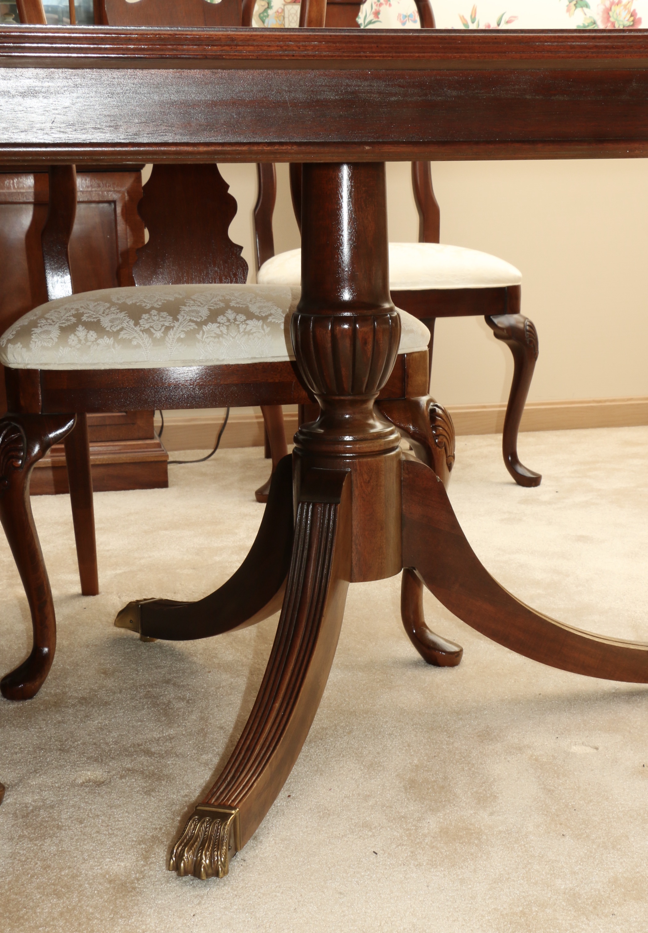 Thomasville Double Pedestal Dining Table and Queen Anne Style Chairs