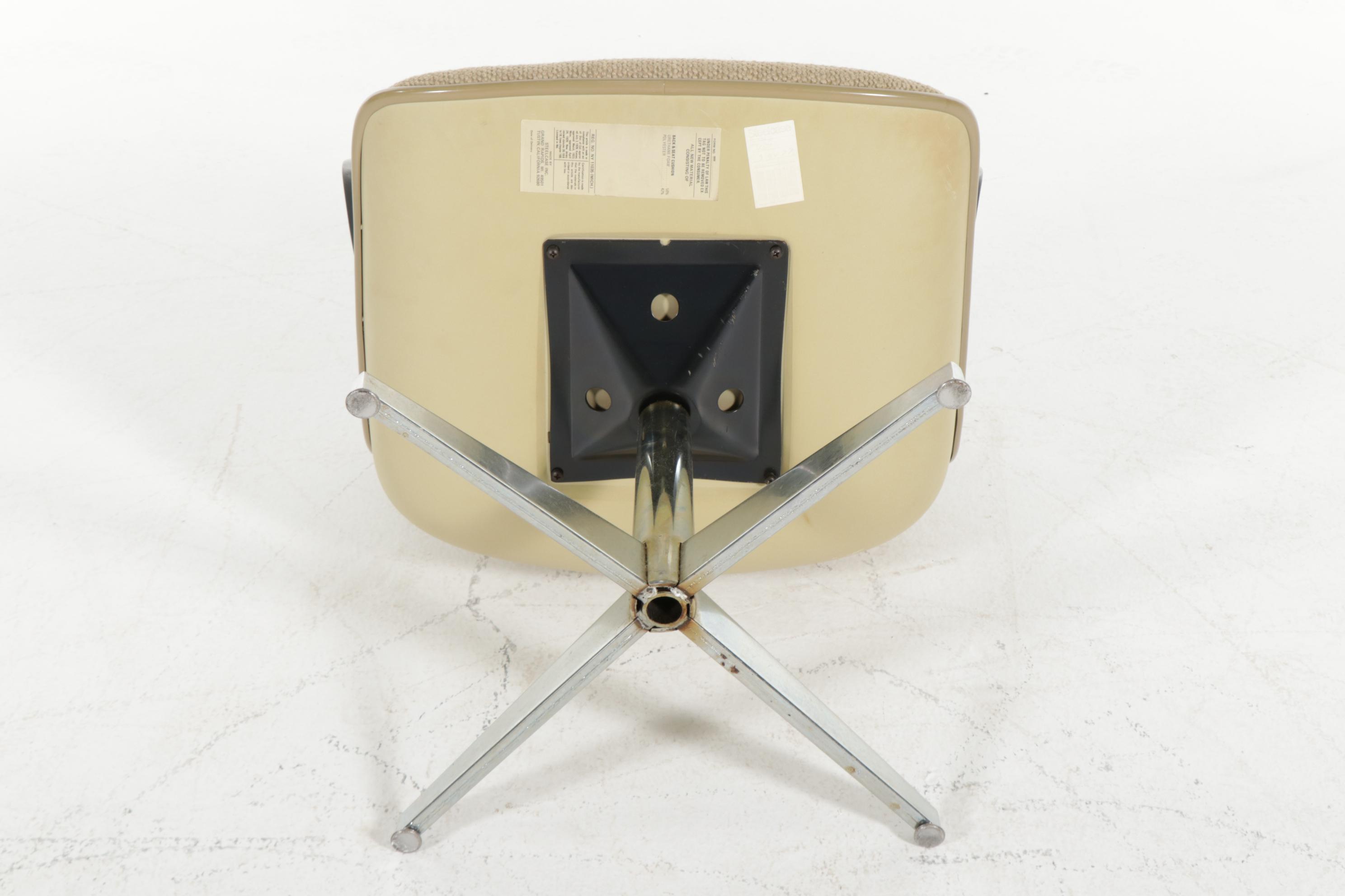 Steelcase Model 451 Fiberglass Shell Swivel Chair, Late 20th Century