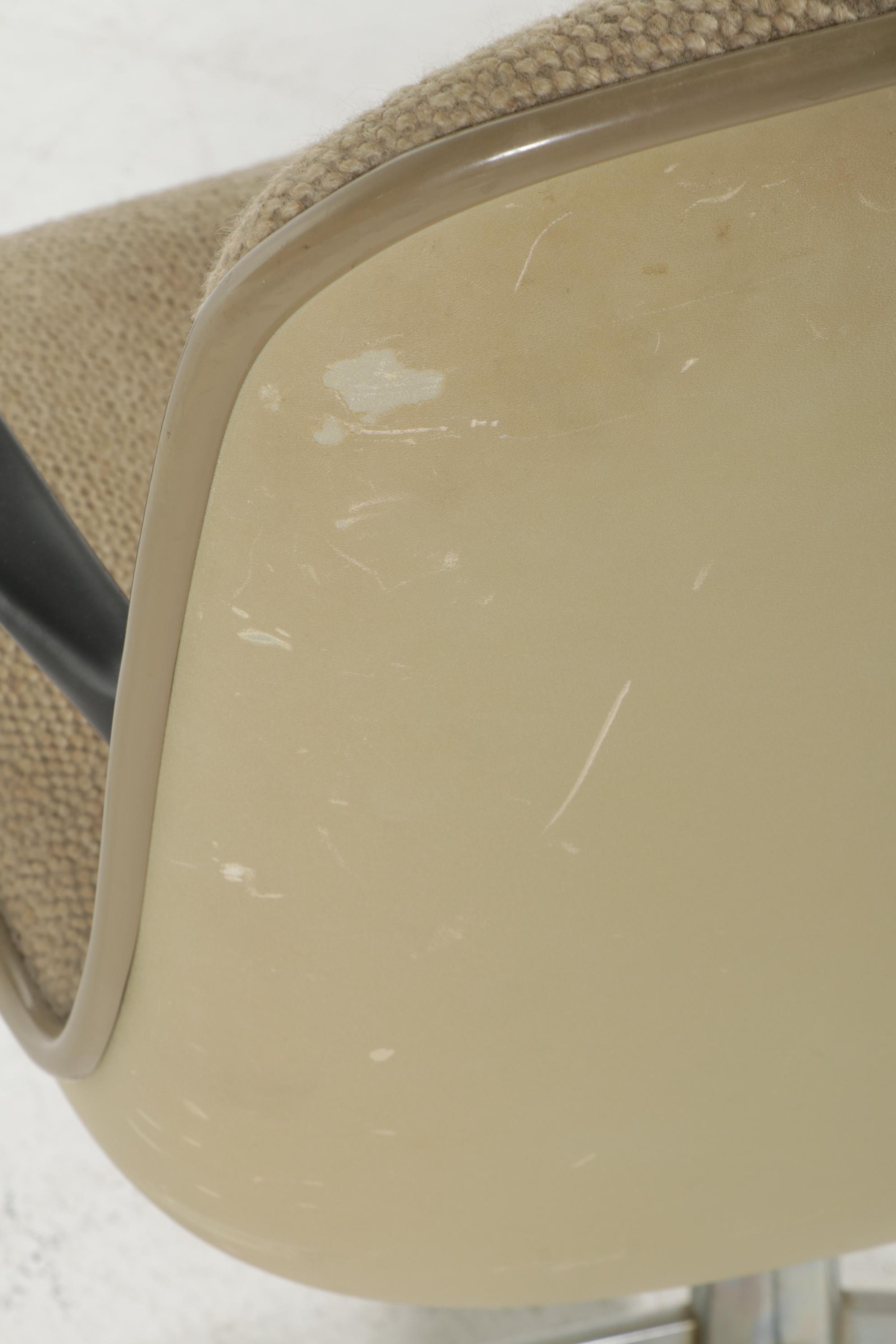 Steelcase Model 451 Fiberglass Shell Swivel Chair, Late 20th Century