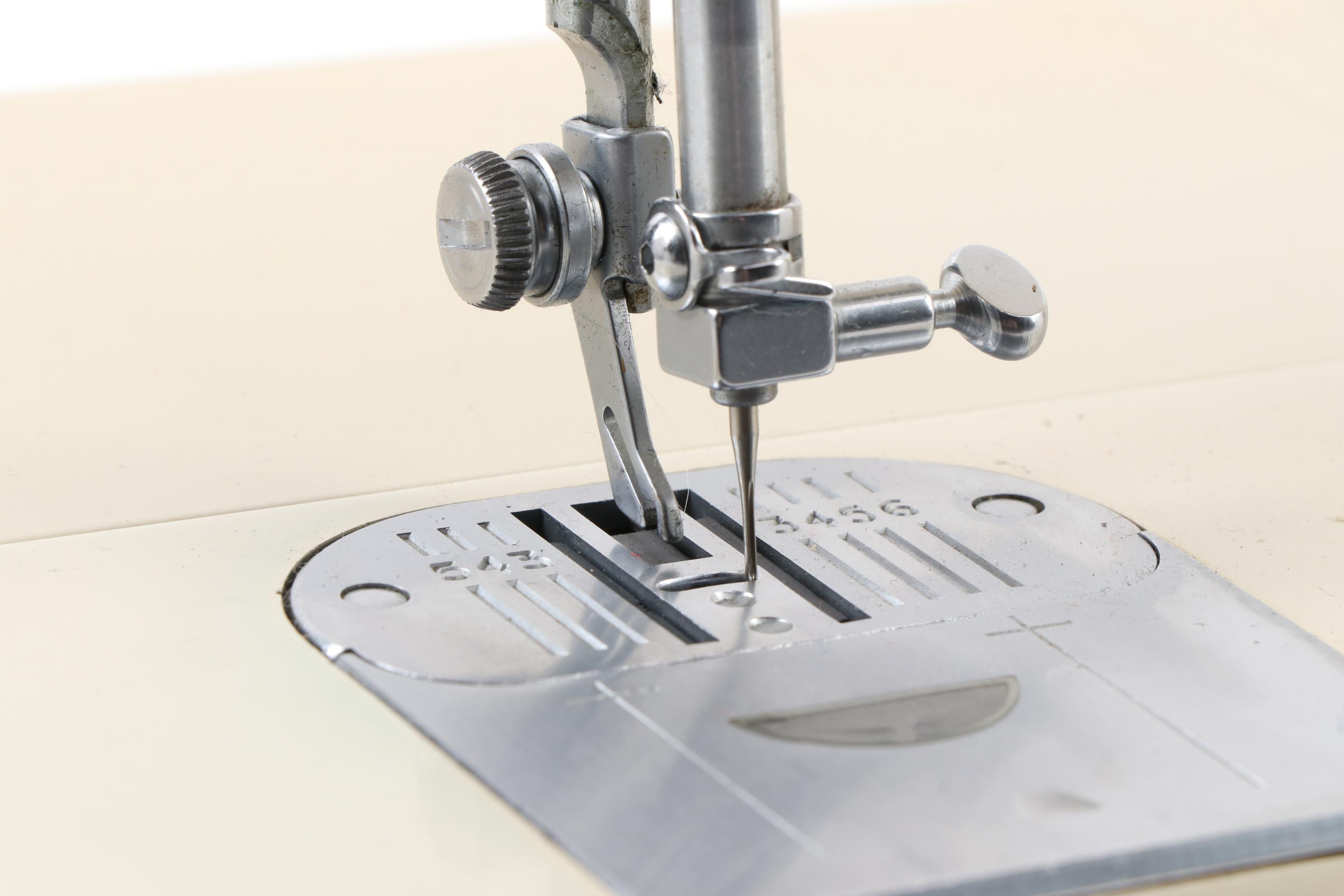 Singer Touch-Tronic 2005 Memory Sewing Machine and Buttonholer with Accessories