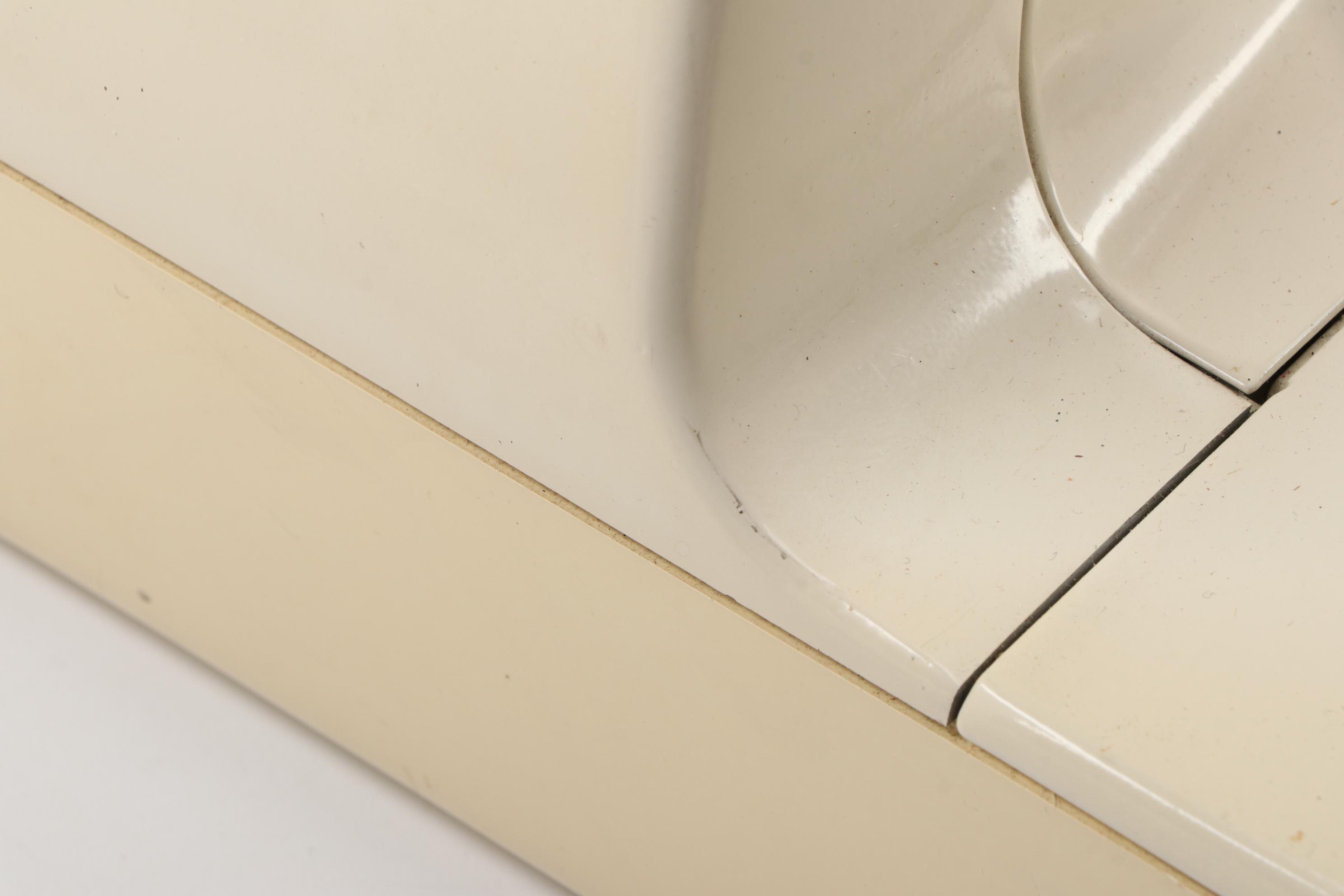 Singer Touch-Tronic 2005 Memory Sewing Machine and Buttonholer with Accessories