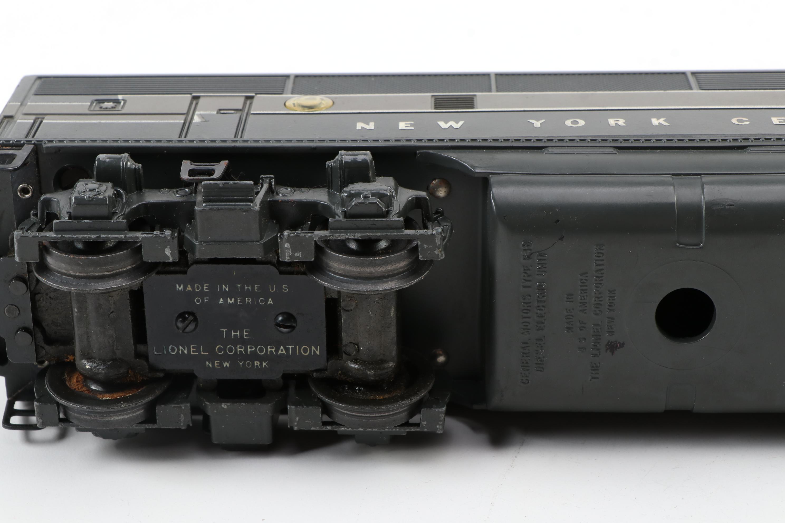 Lionel O Gauge New York Central Post War Diesel Engine and Passenger Car