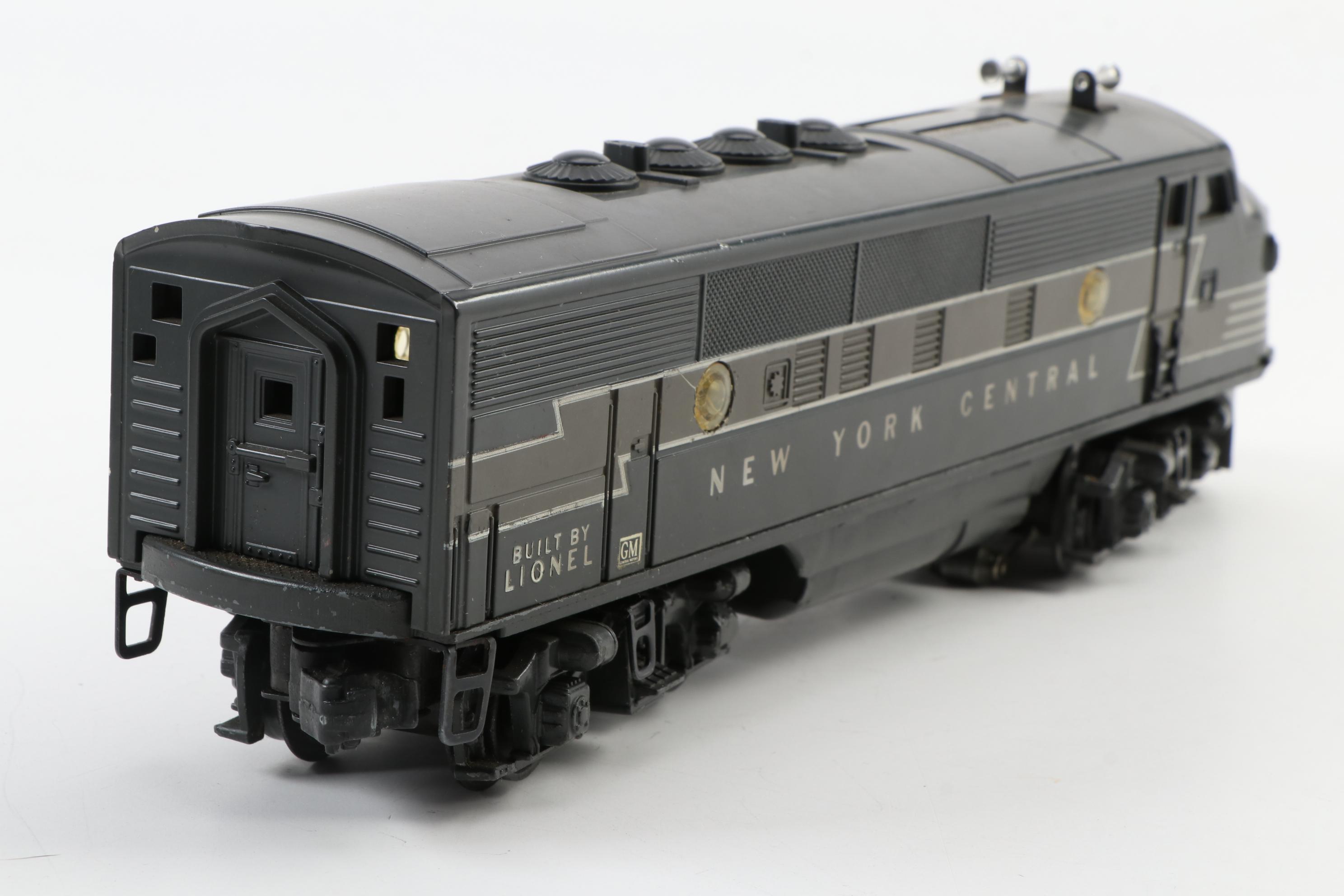 Lionel O Gauge New York Central Post War Diesel Engine and Passenger Car