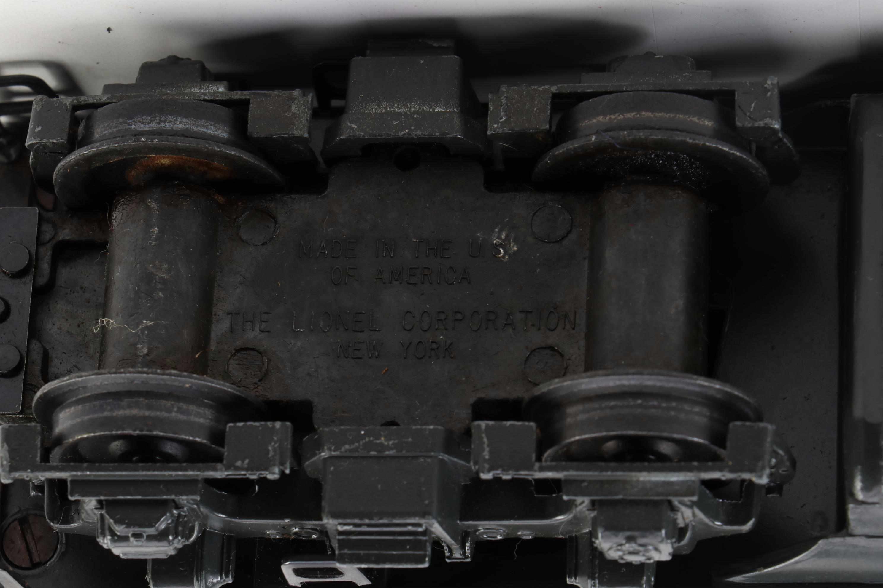 Lionel O Gauge New York Central Post War Diesel Engine and Passenger Car