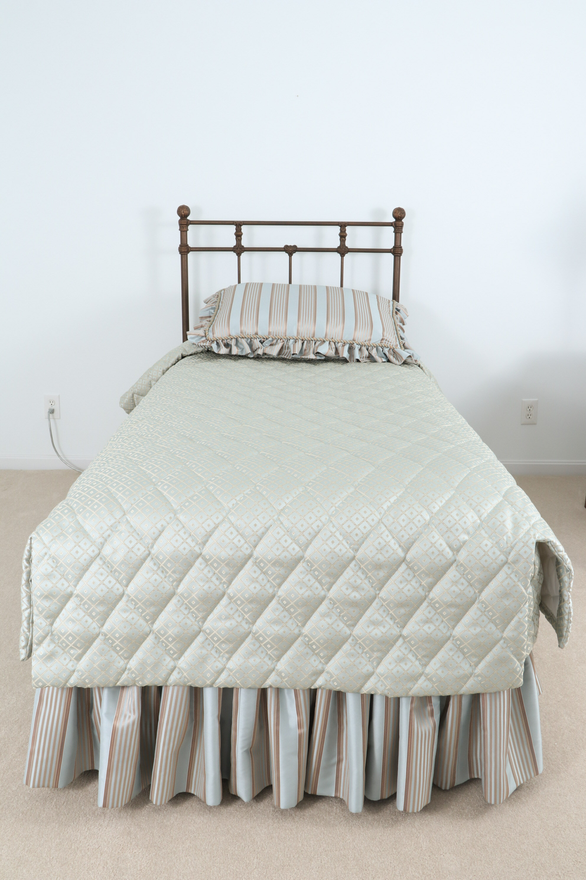 Sleep Number 5000 Model Adjustable Twin Bed with Base and Headboard