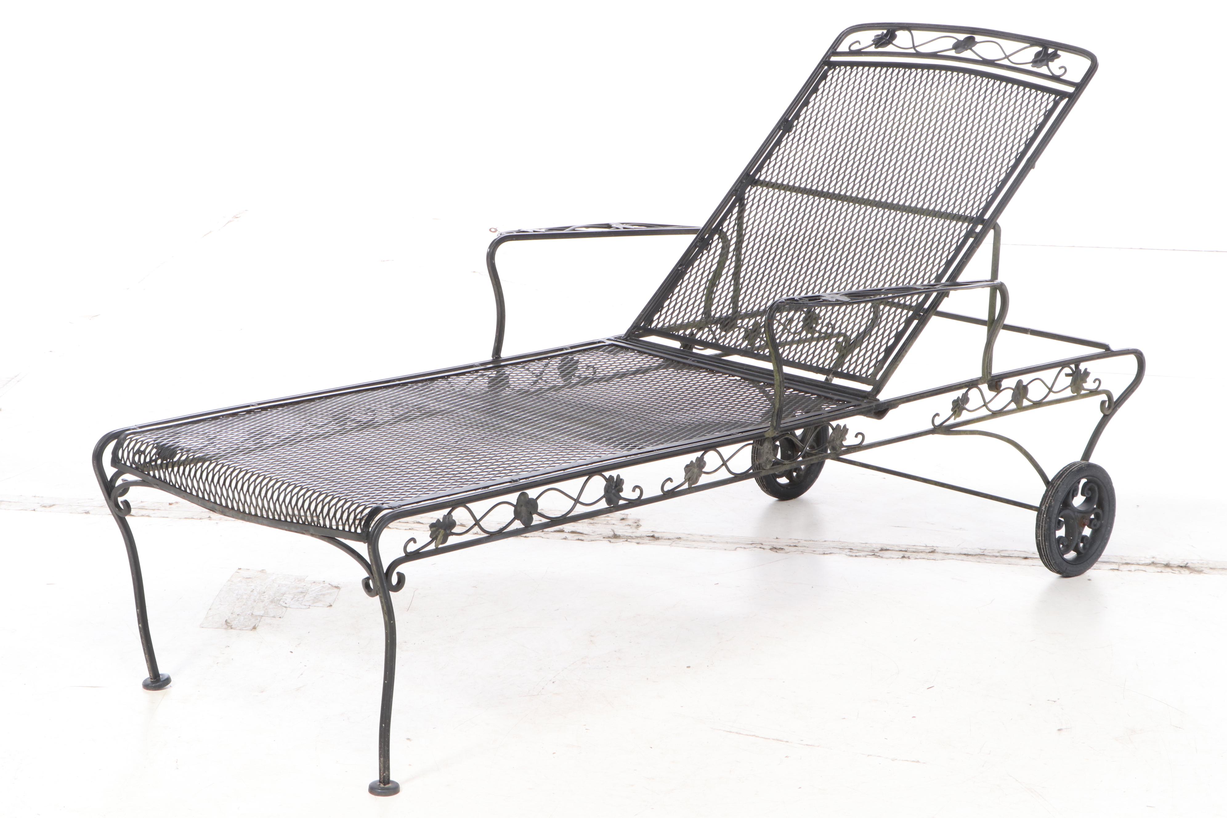Black Painted Wire Mesh Patio Adjustable Chaise with Side Table